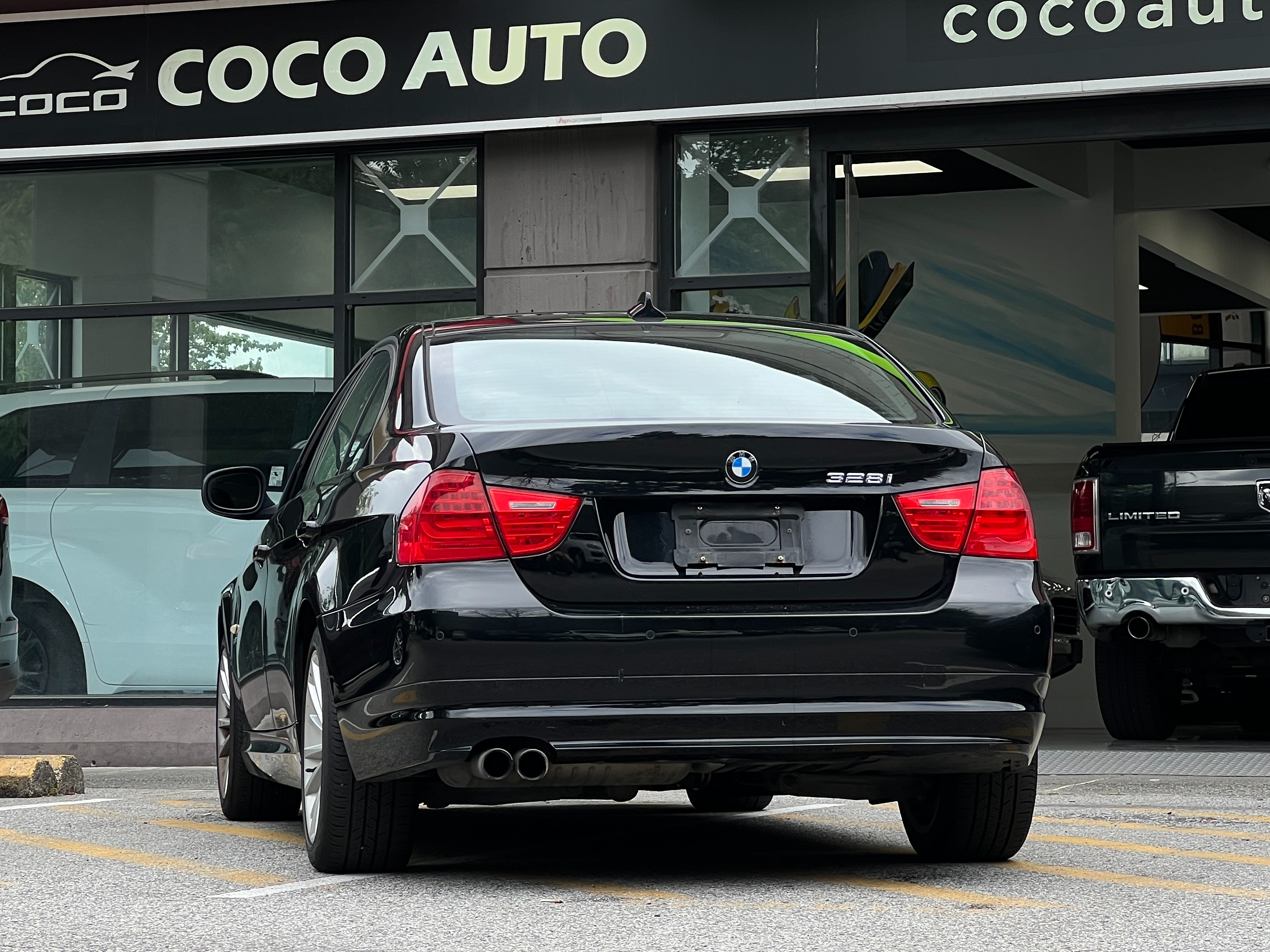 2010 BMW 328i - Image 5