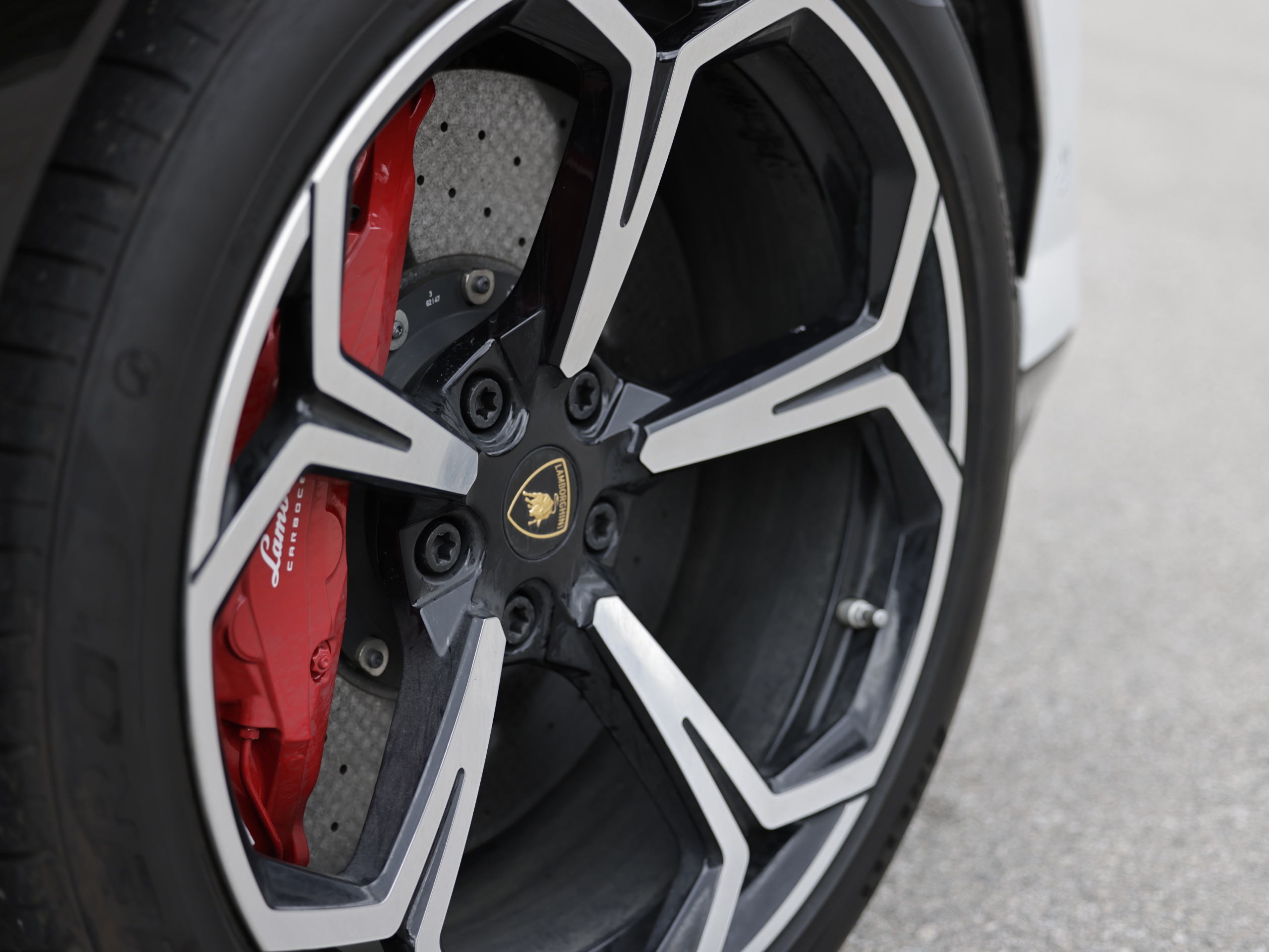 2019 Lamborghini URUS - Image 12