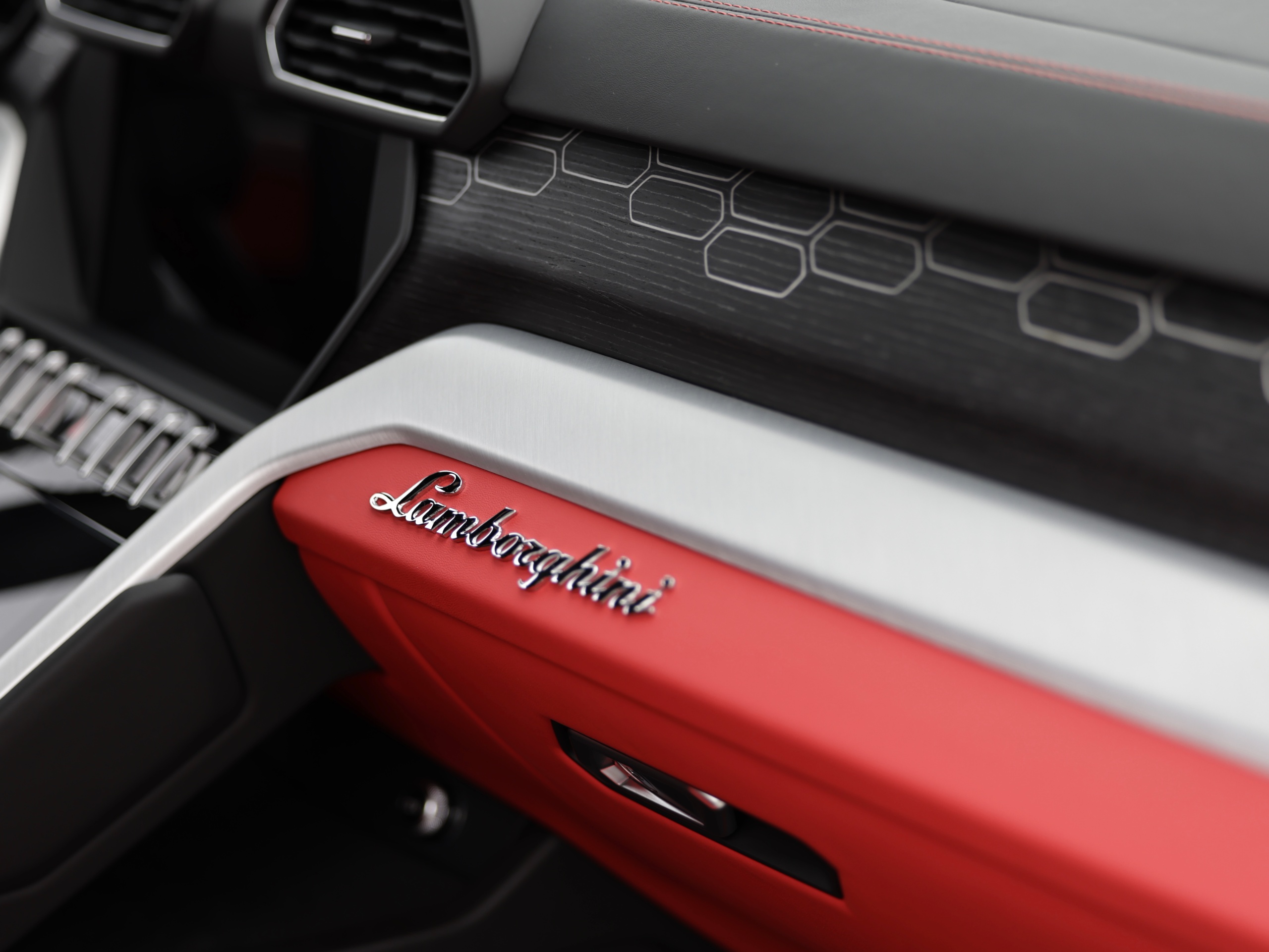 2019 Lamborghini URUS - Image 14