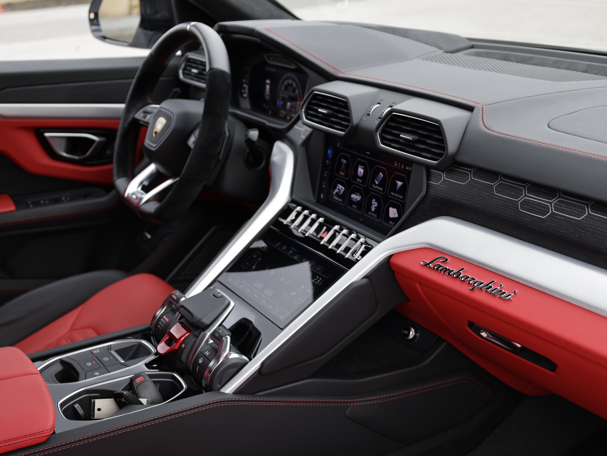 2019 Lamborghini URUS - Image 15