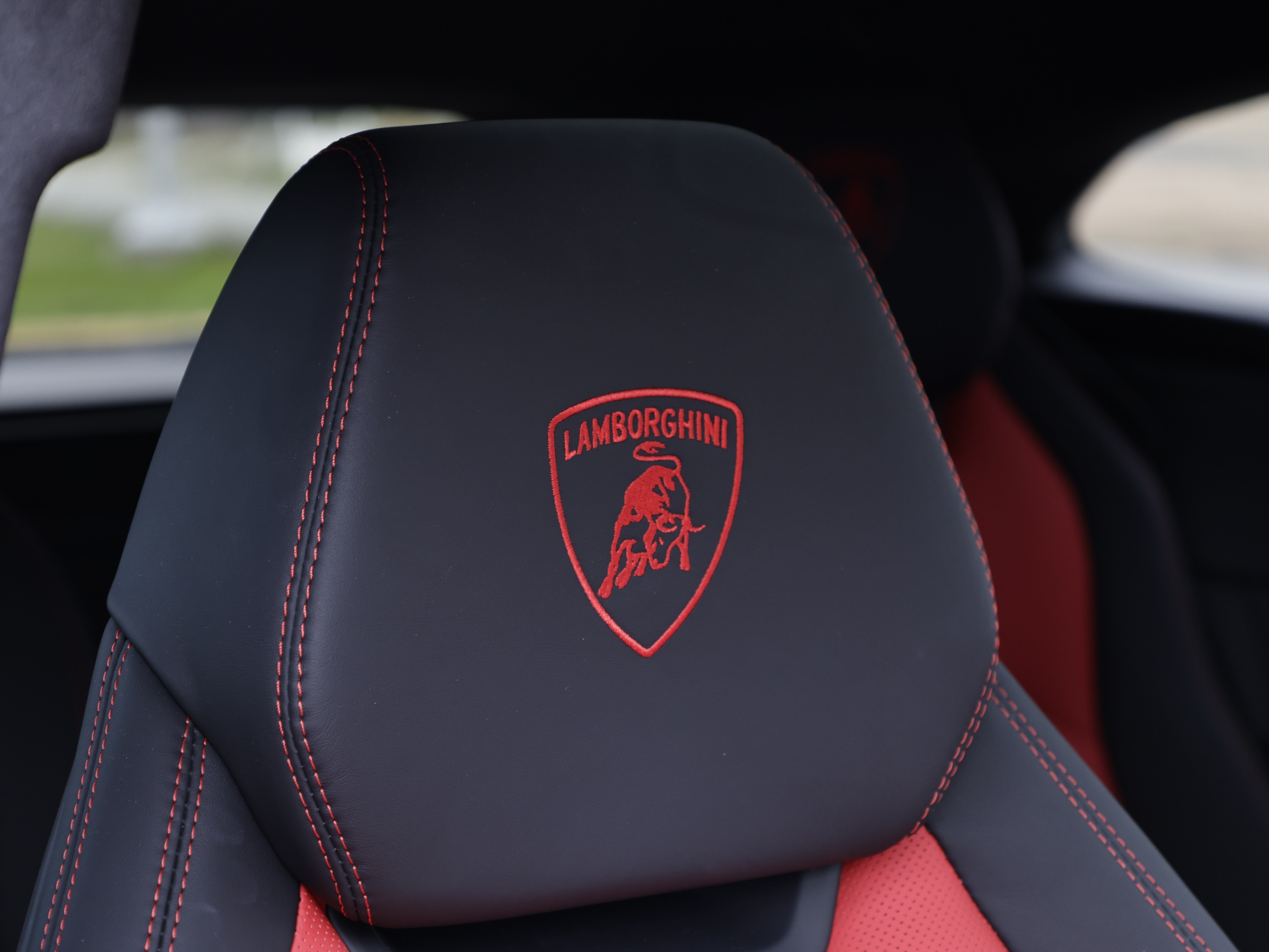 2019 Lamborghini URUS - Image 16