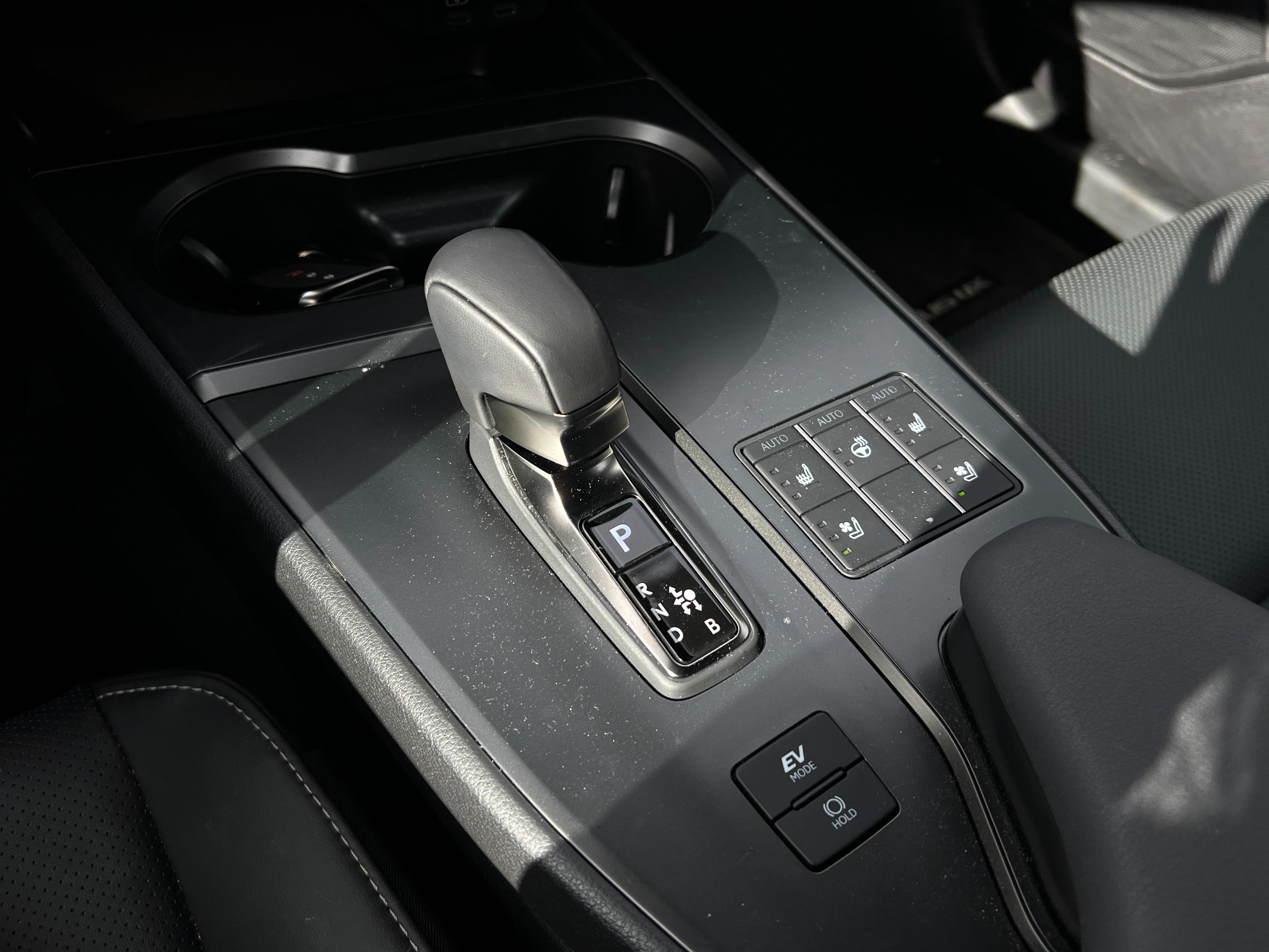 2025 Lexus UX300h | No accident | BC Local | Low km - Image 10