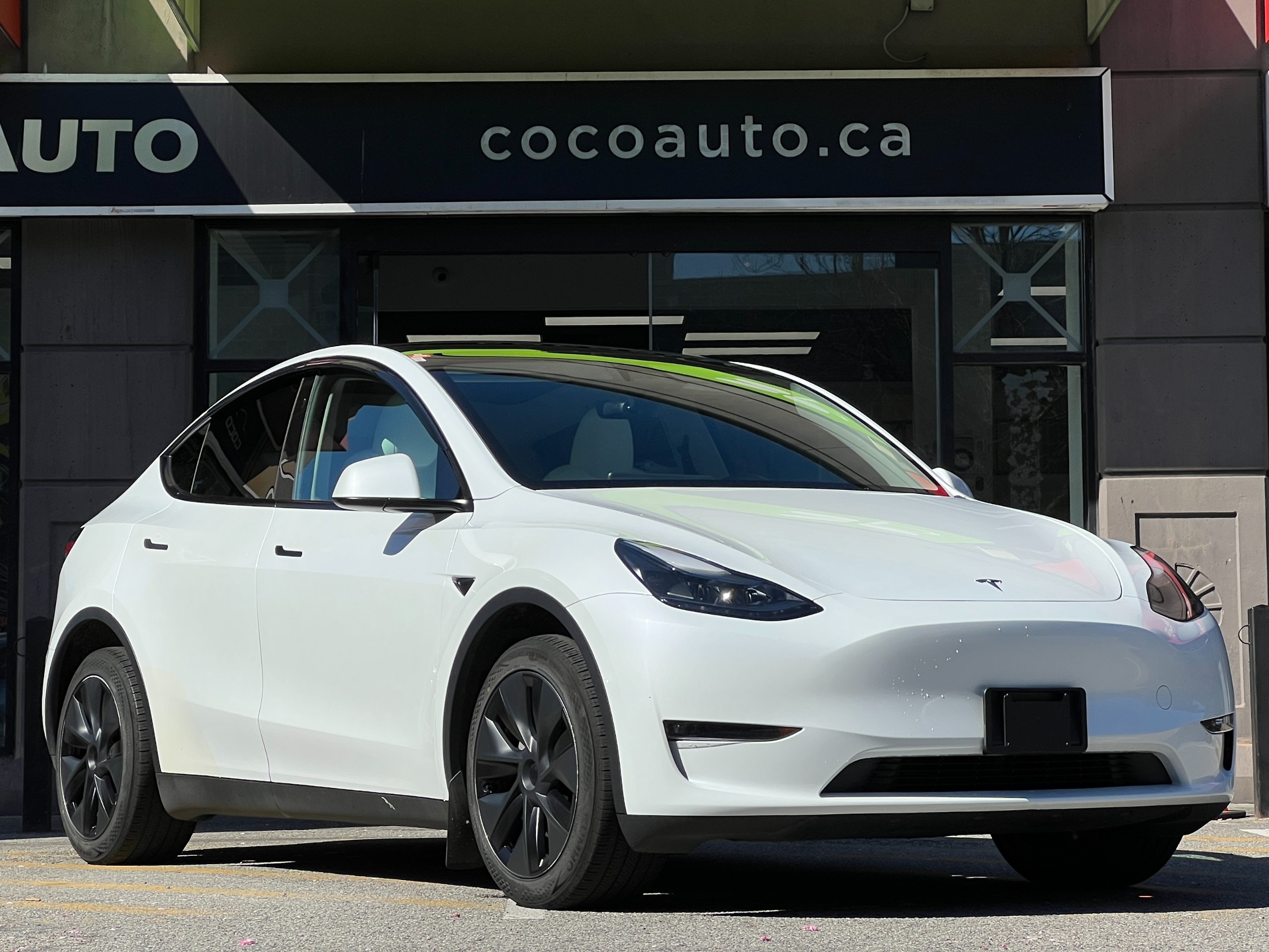 2024 Tesla Model Y long range AWD | No accident - Image 1