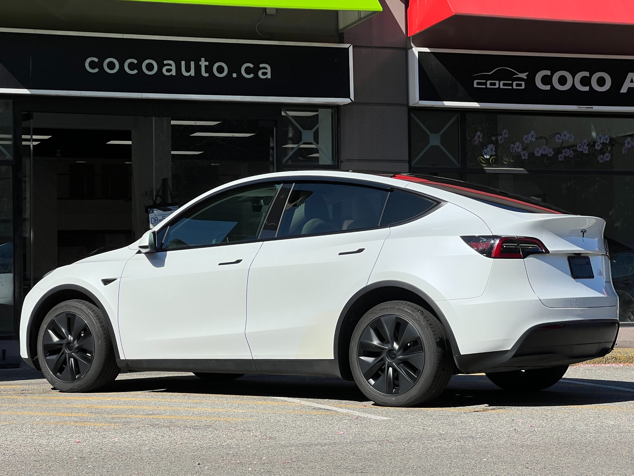 2024 Tesla Model Y long range AWD | No accident - Image 5