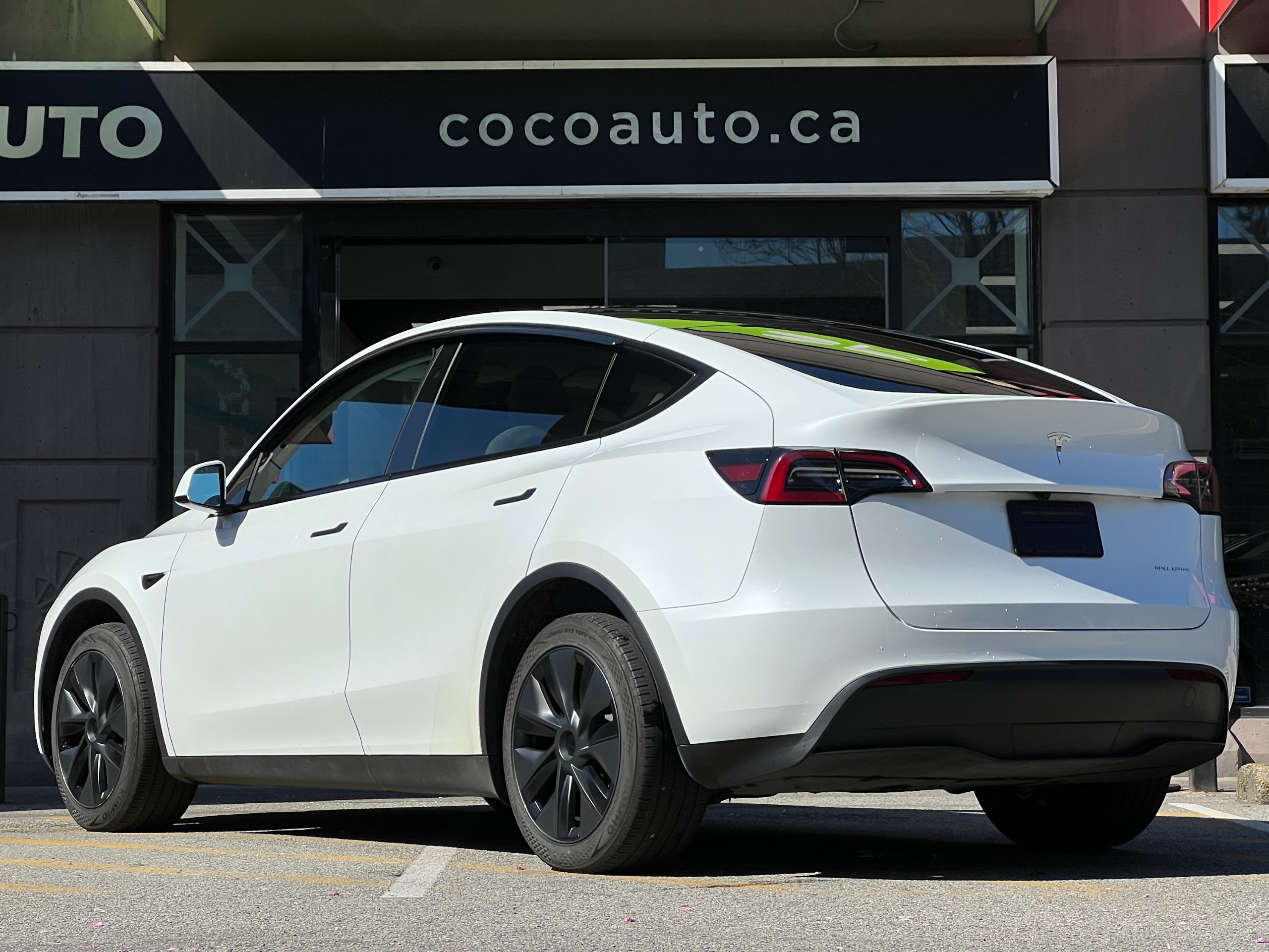 2024 Tesla Model Y long range AWD | No accident - Image 6