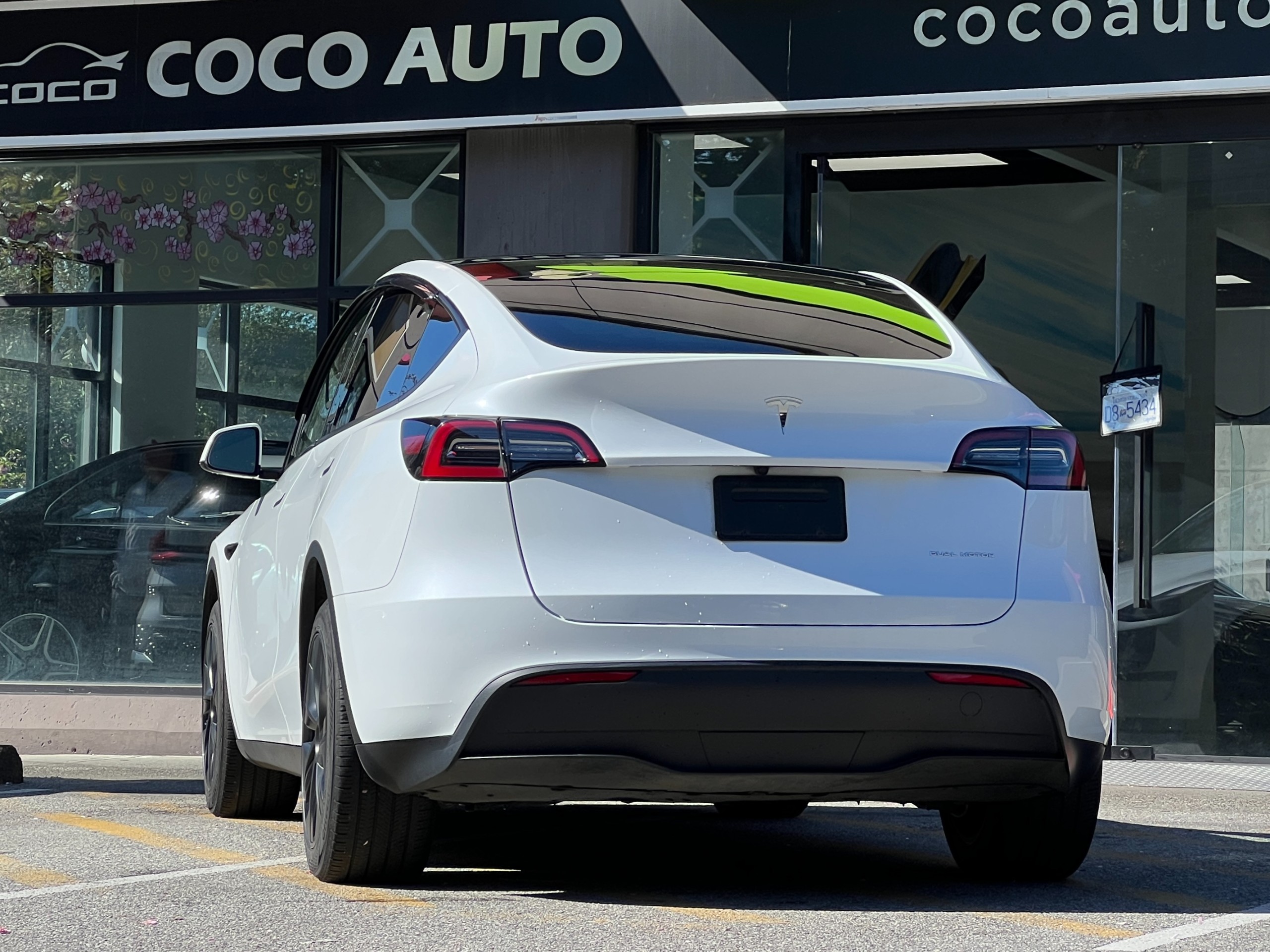 2024 Tesla Model Y long range AWD | No accident - Image 7