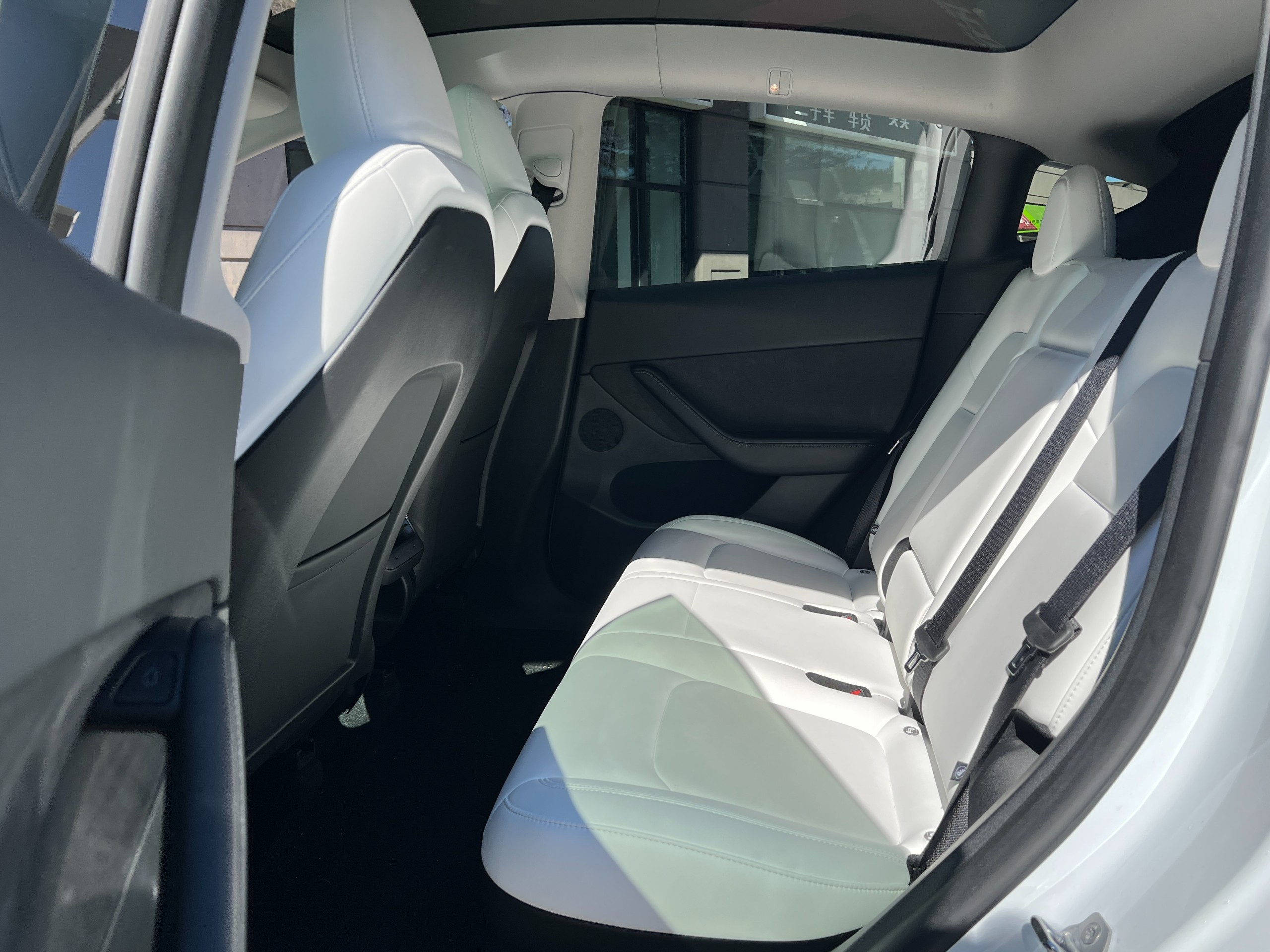 2024 Tesla Model Y long range AWD | No accident - Image 13