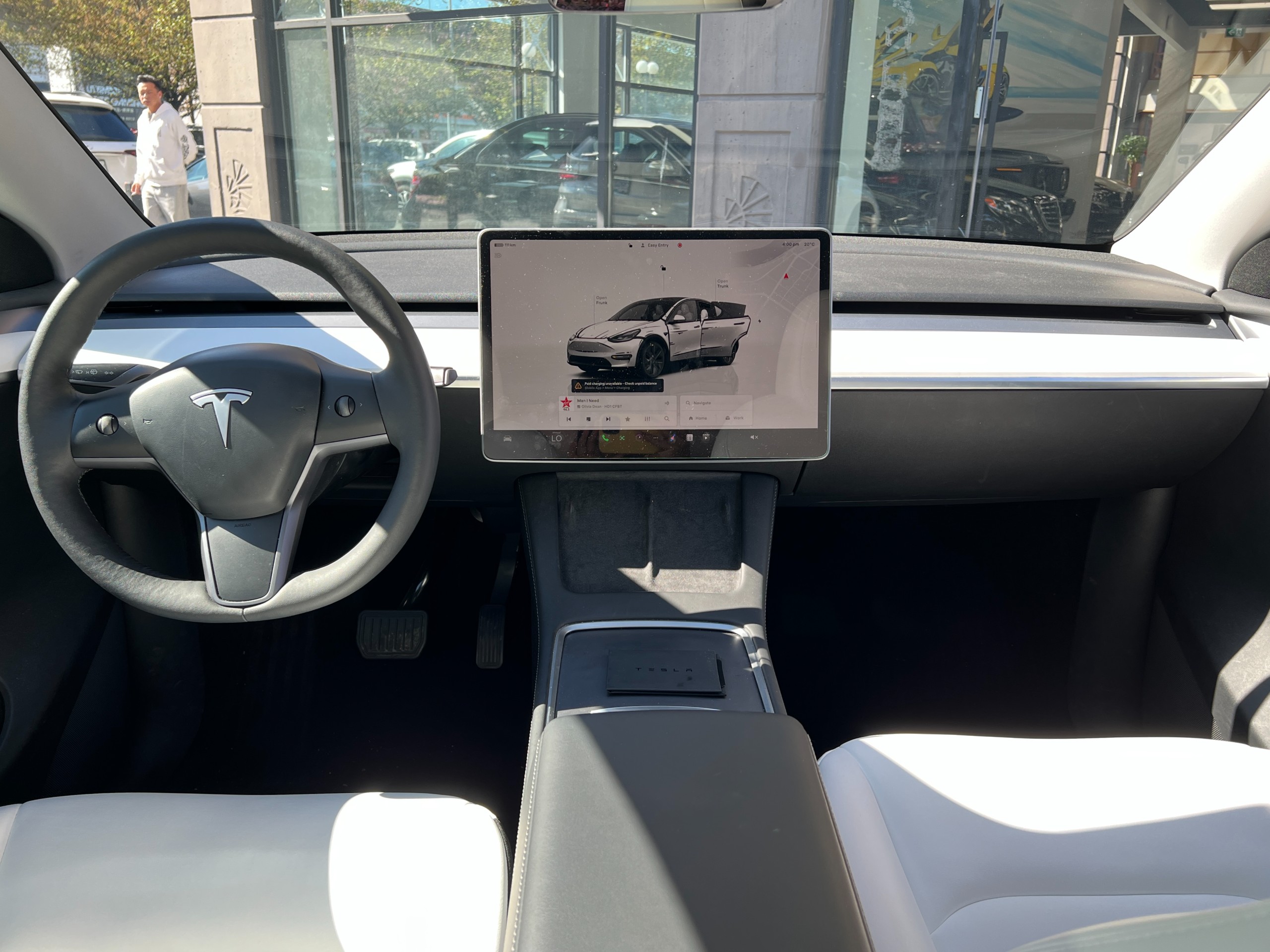 2024 Tesla Model Y long range AWD | No accident - Image 9