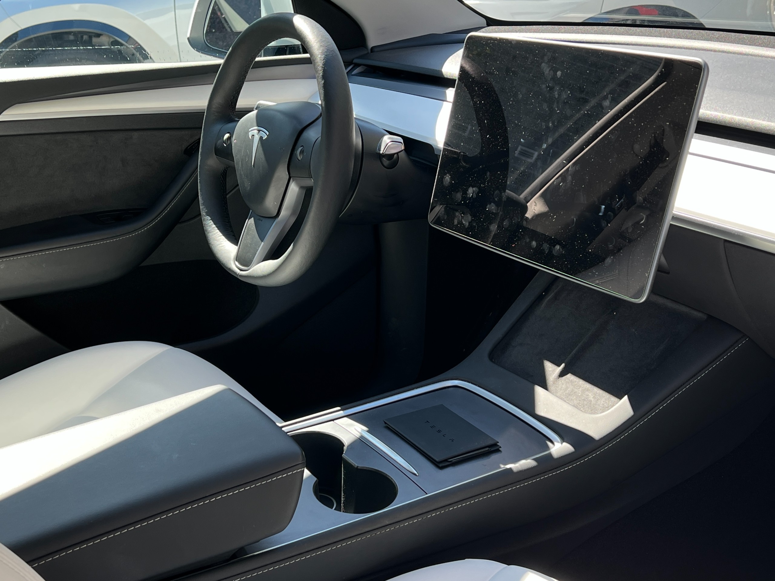 2024 Tesla Model Y long range AWD | No accident - Image 11