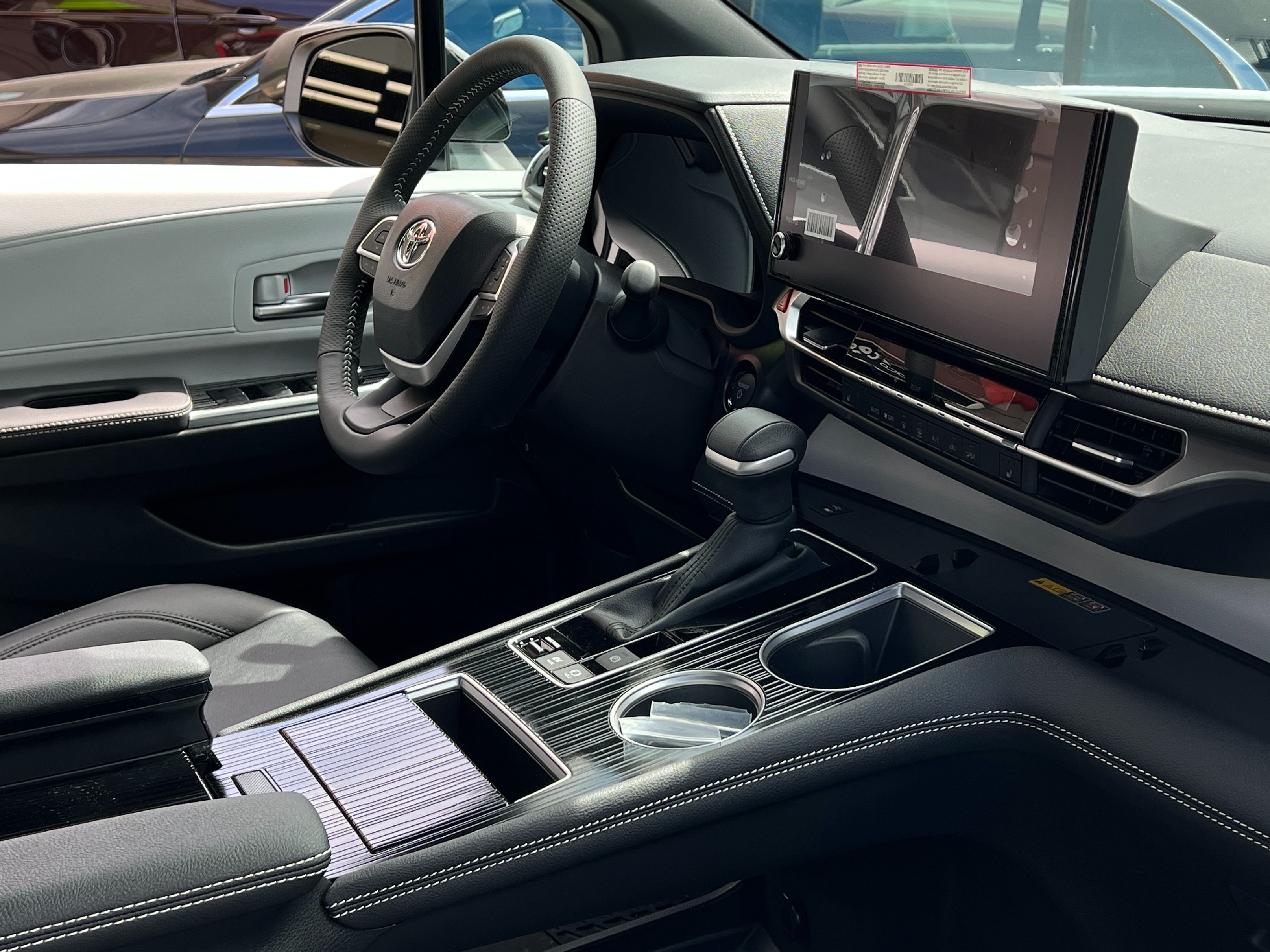 2025 Toyota Sienna - Image 9