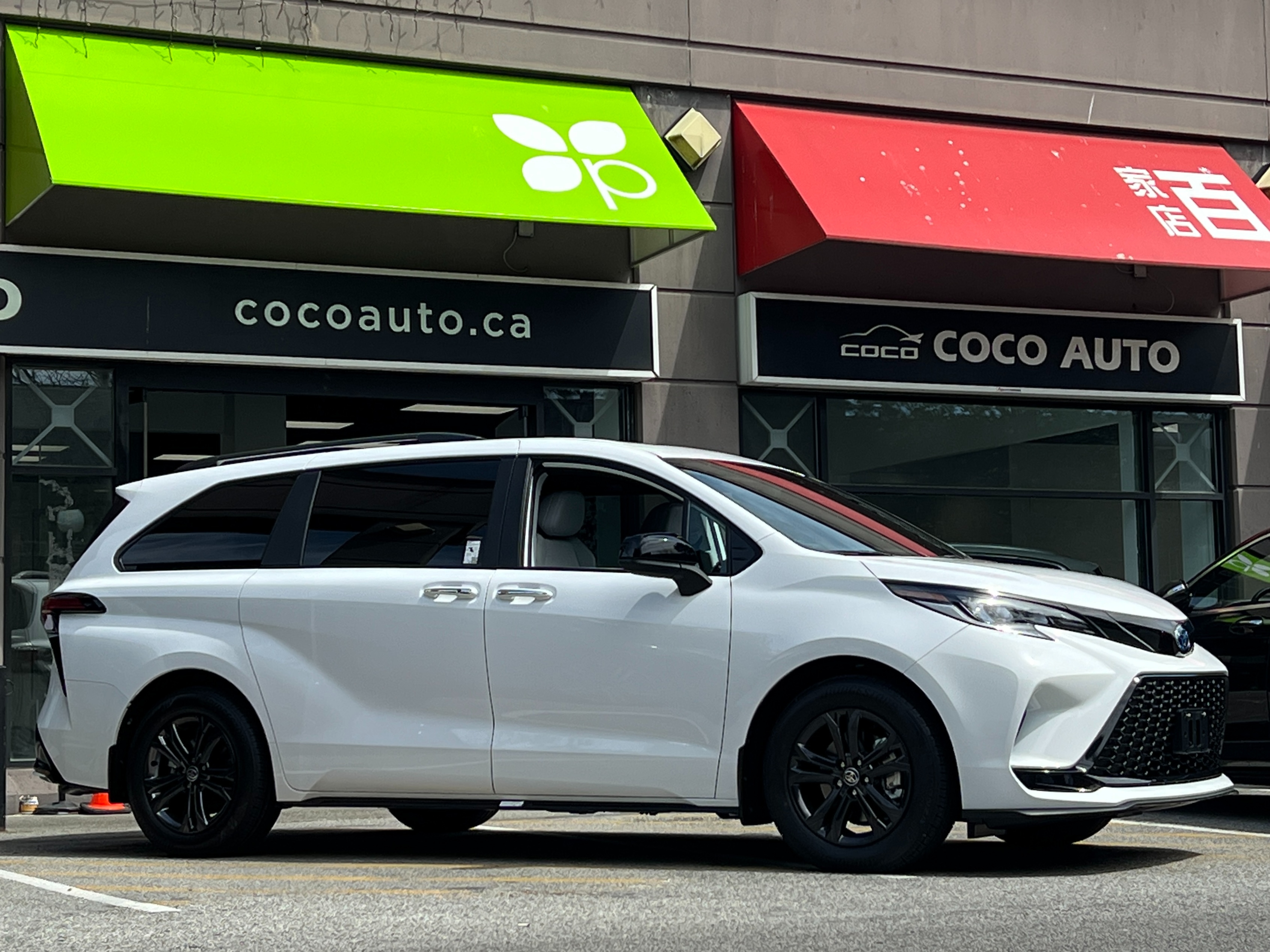 2025 Toyota Sienna - Image 2