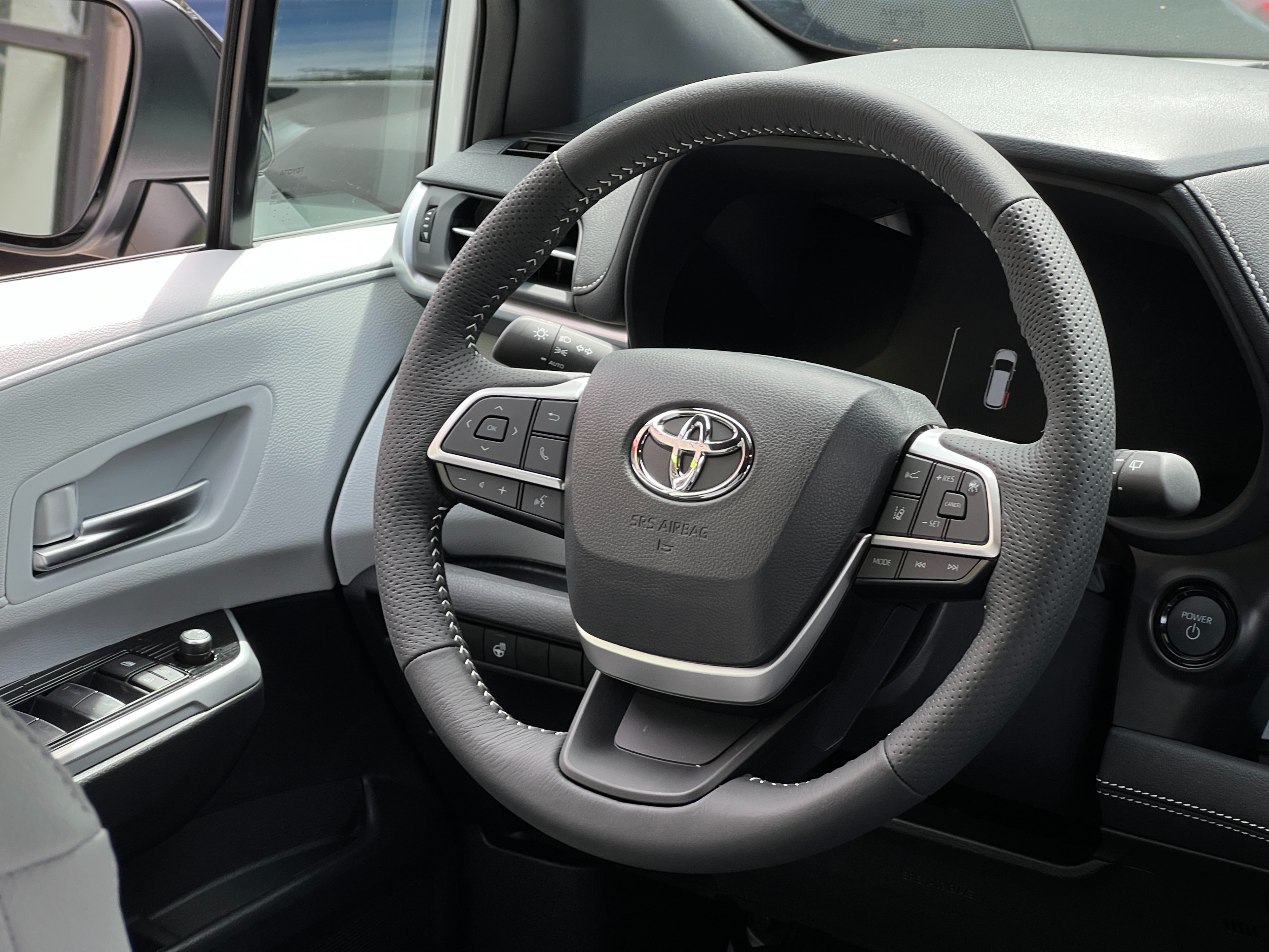 2025 Toyota Sienna - Image 12