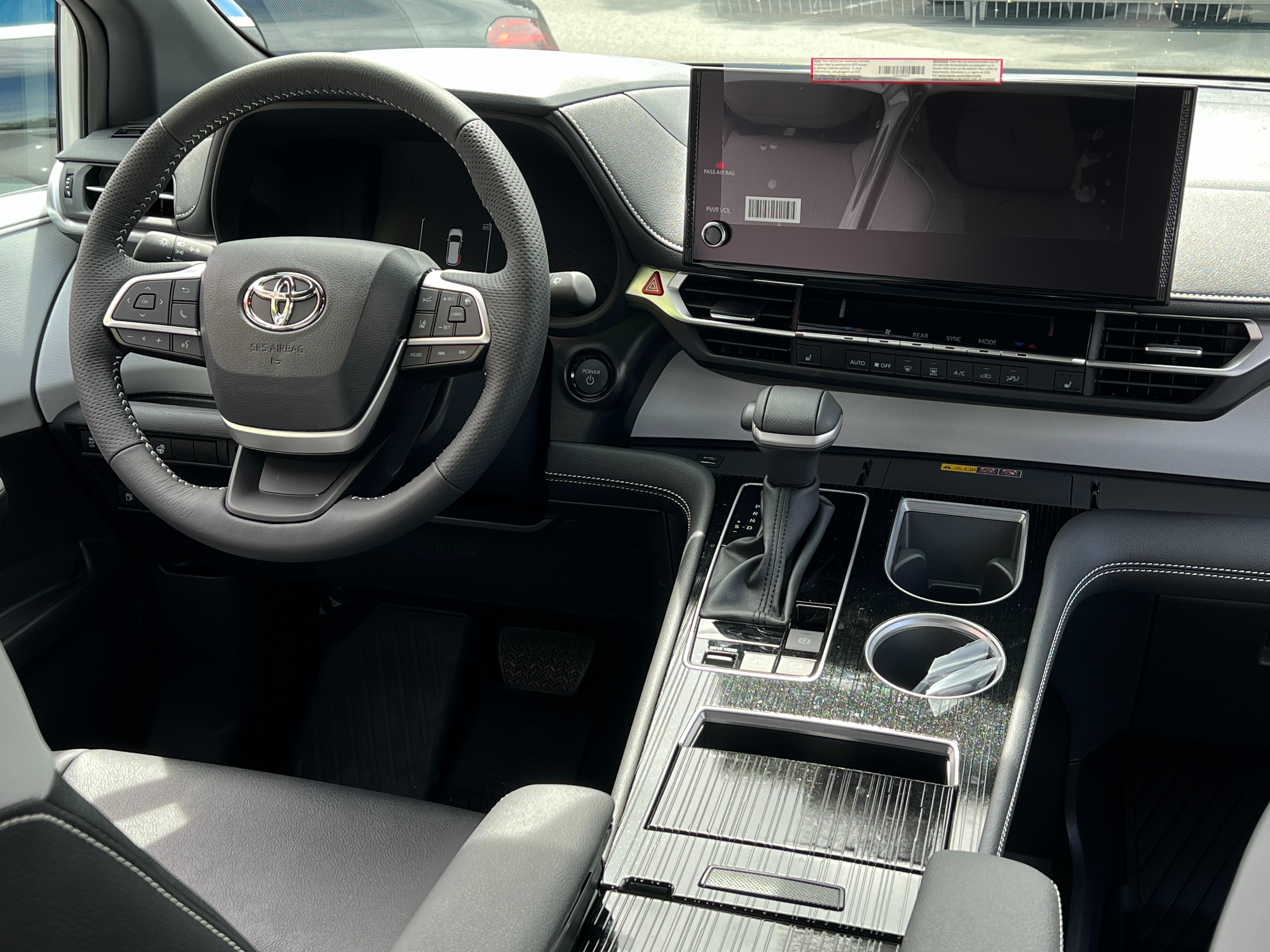 2025 Toyota Sienna - Image 13