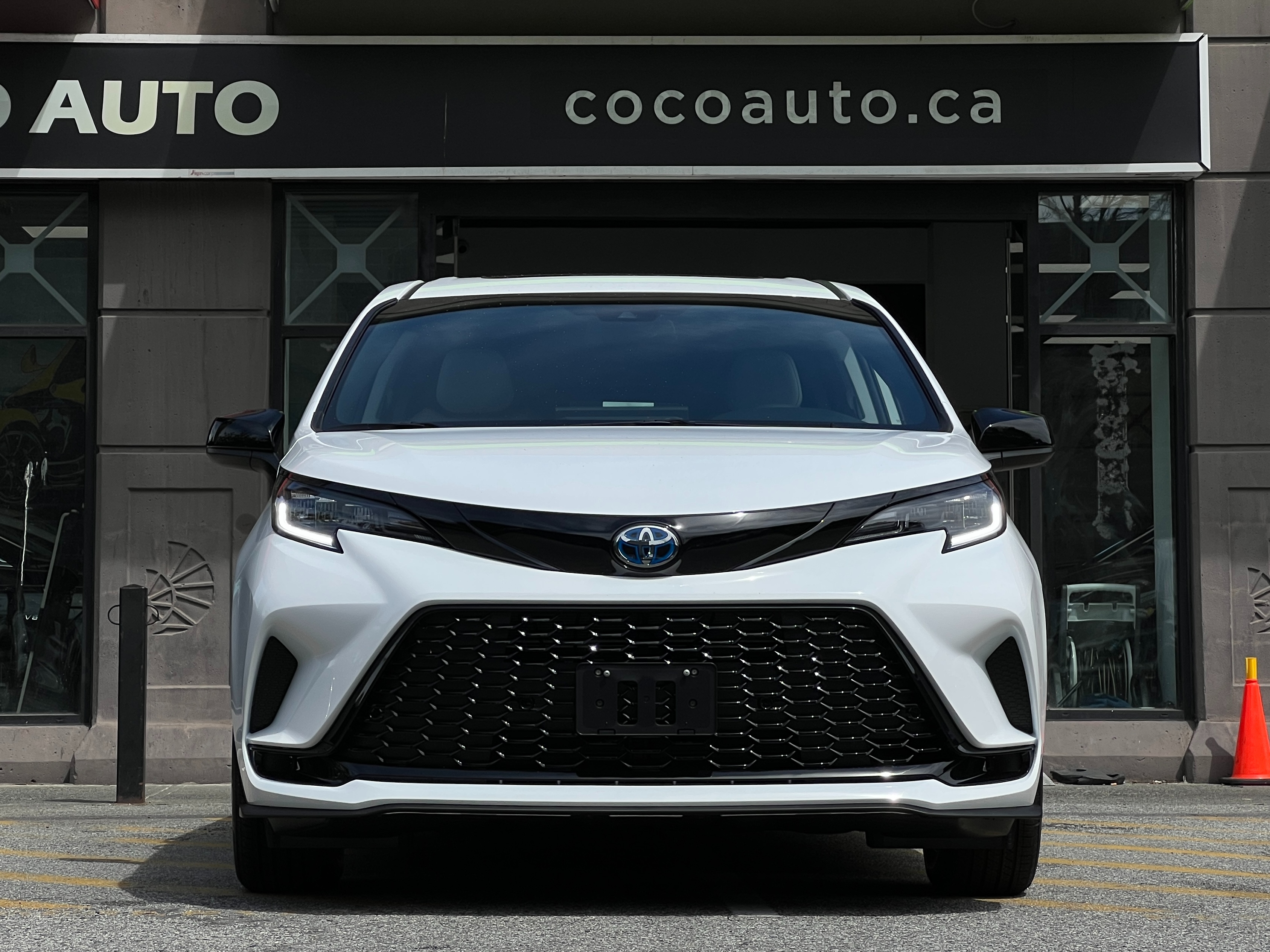 2025 Toyota Sienna - Image 3