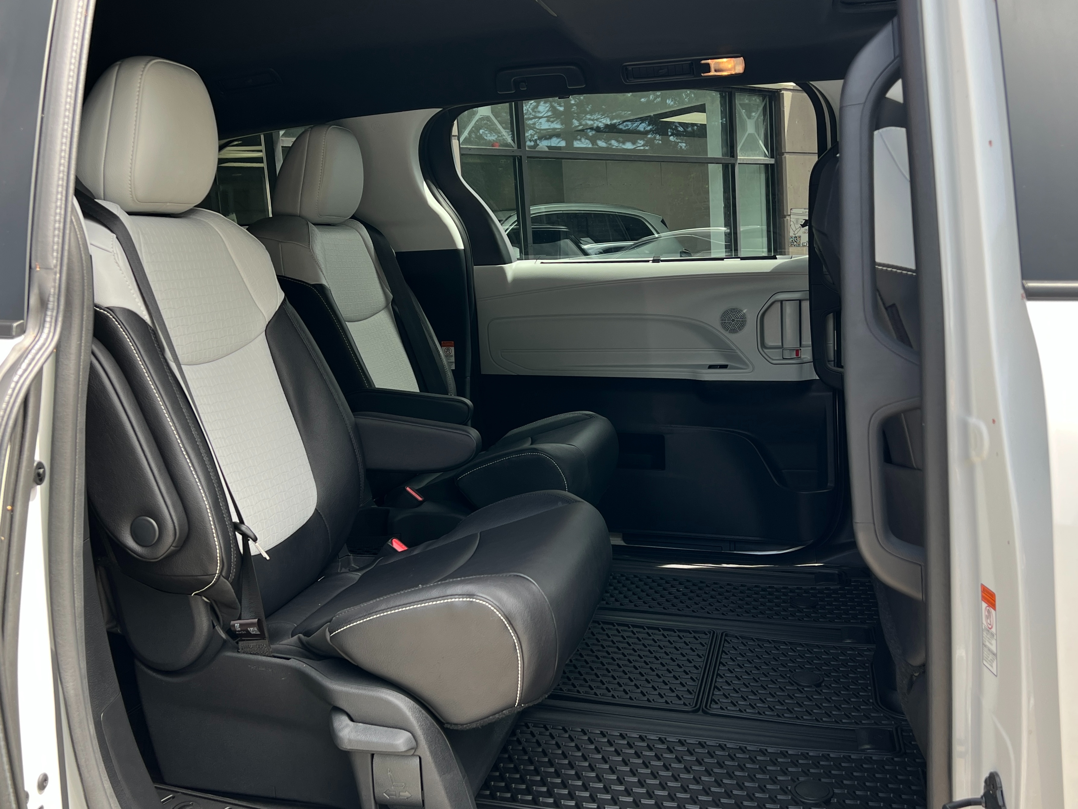 2025 Toyota Sienna - Image 14