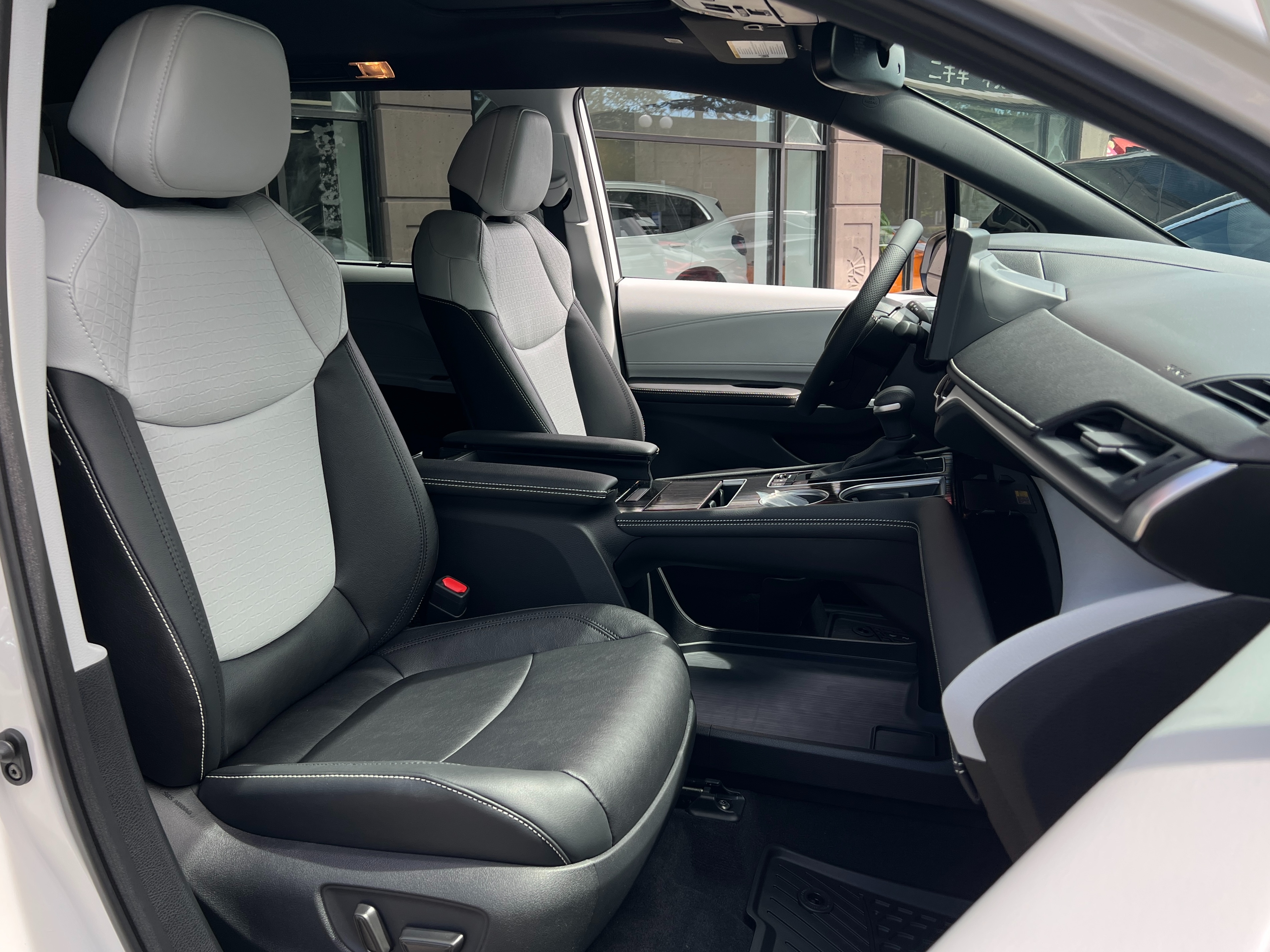 2025 Toyota Sienna - Image 10