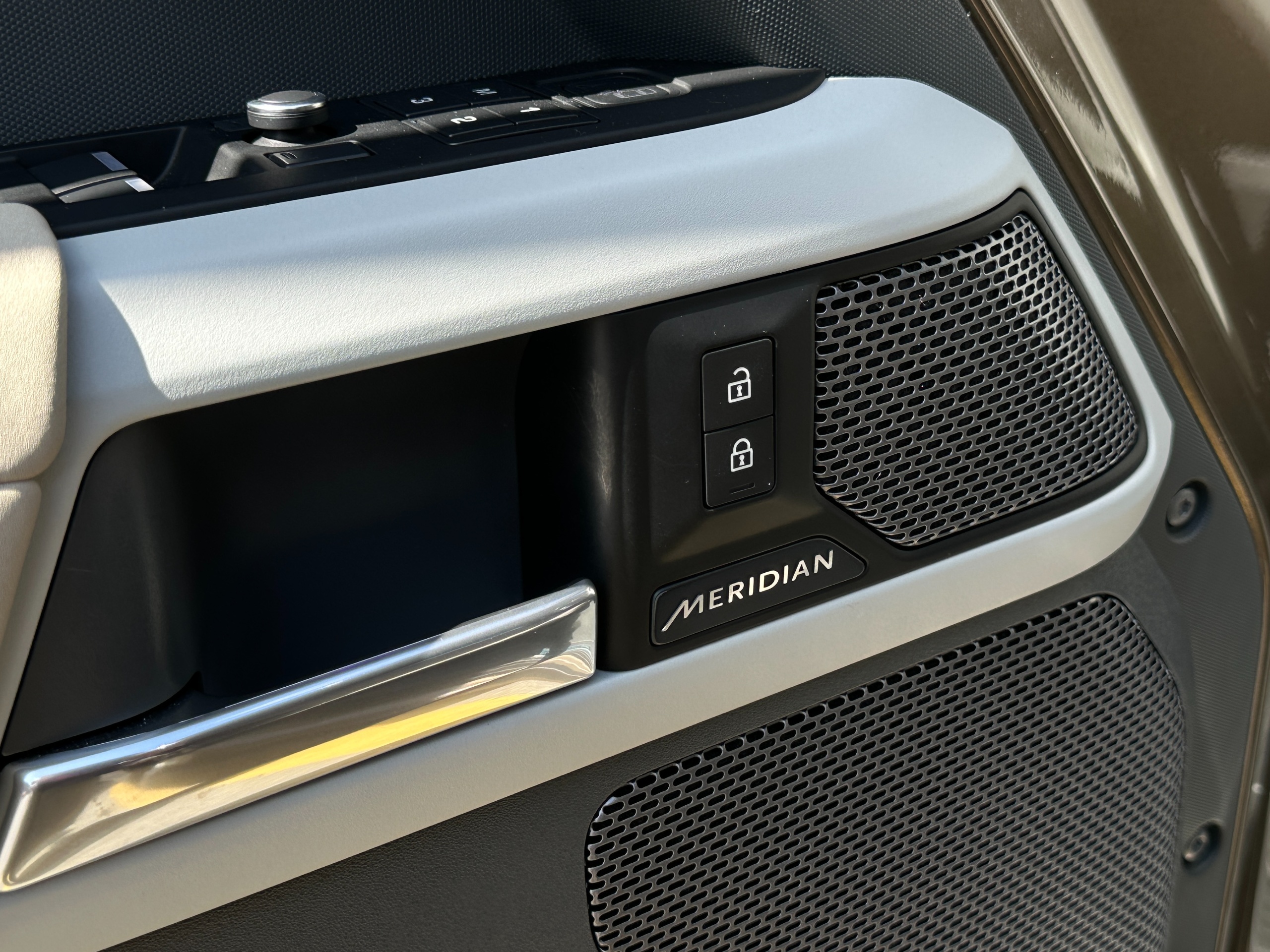 2020 Land Rover Defender - Image 9