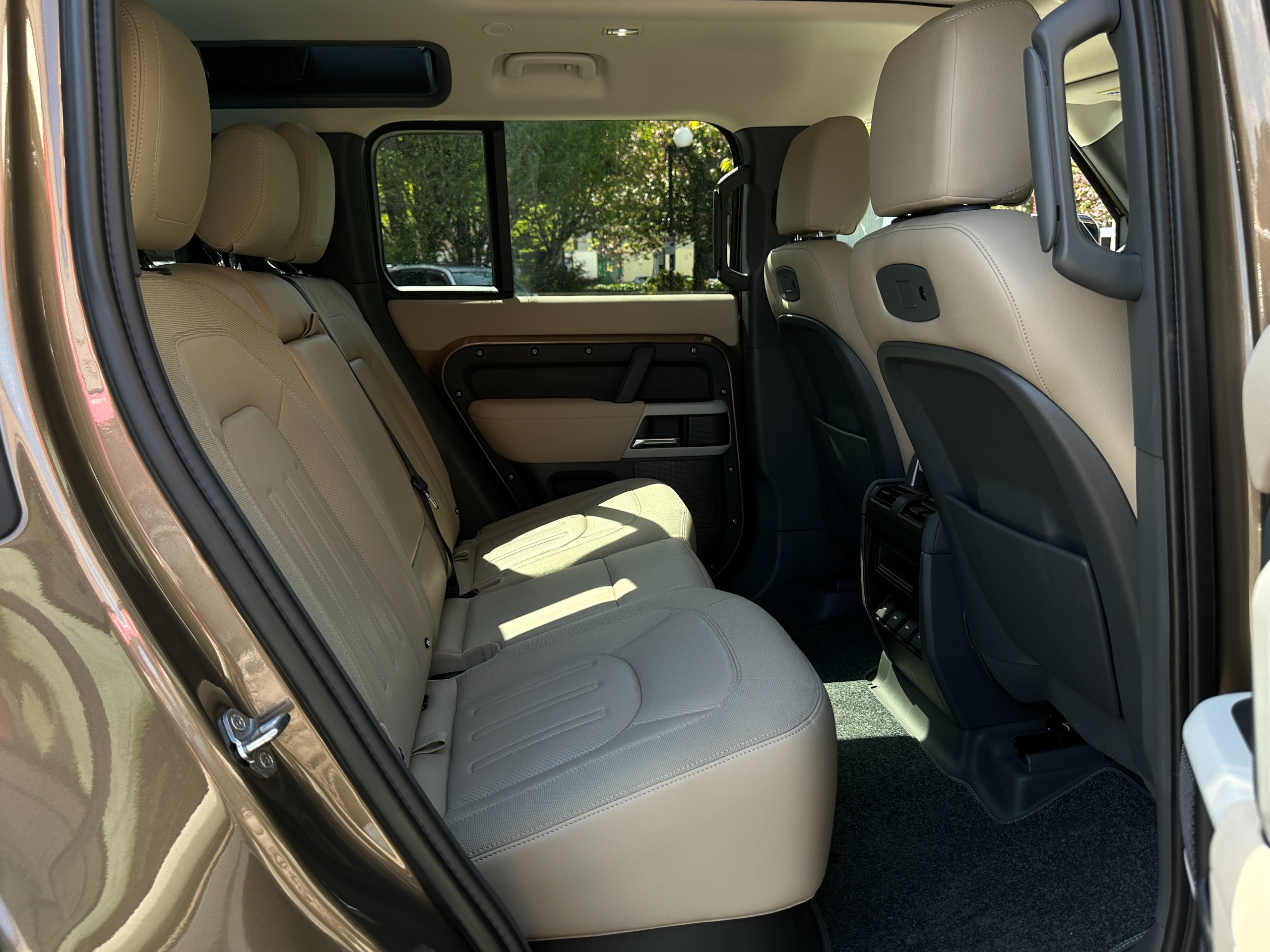 2020 Land Rover Defender - Image 15