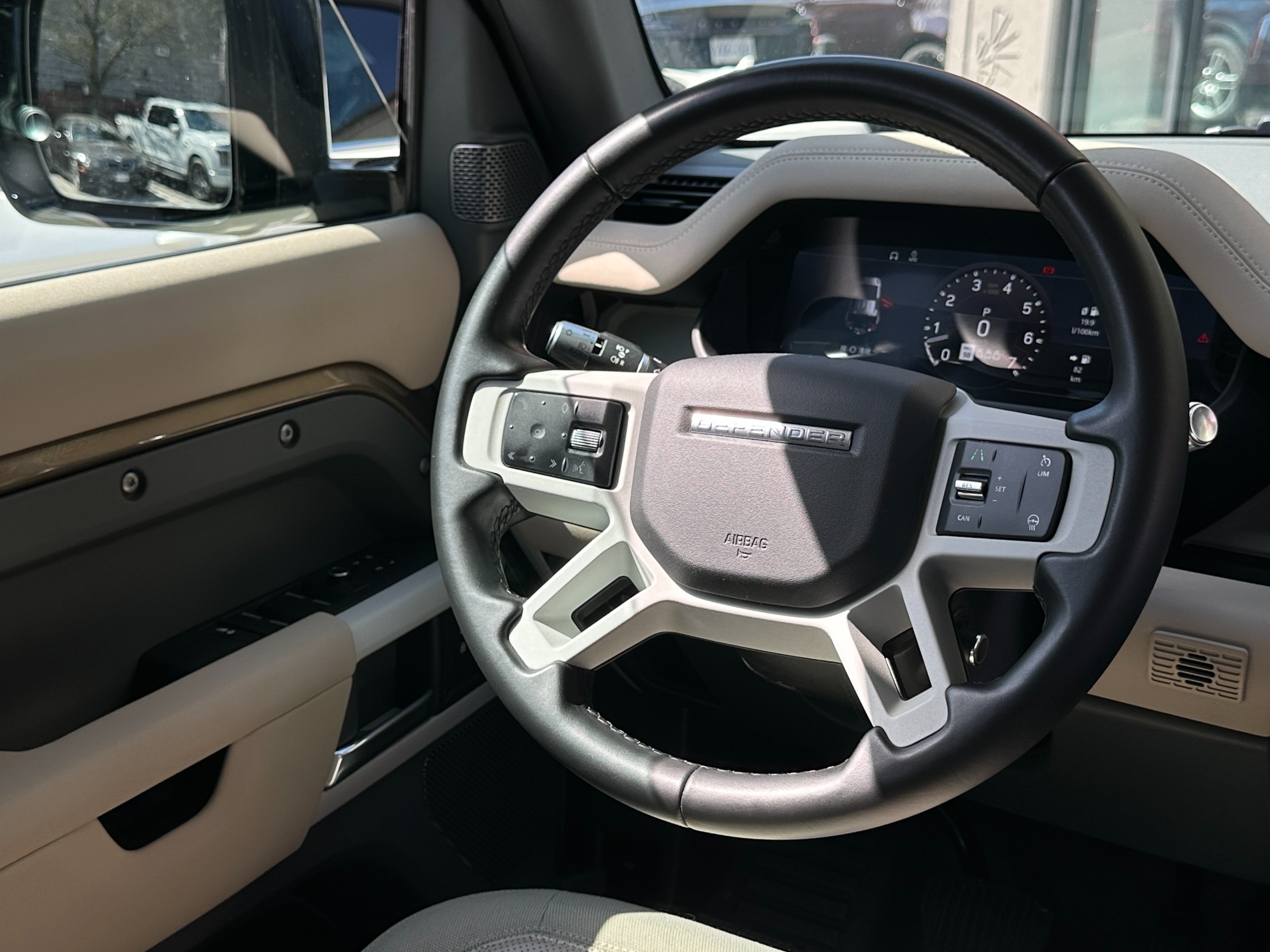 2020 Land Rover Defender - Image 13