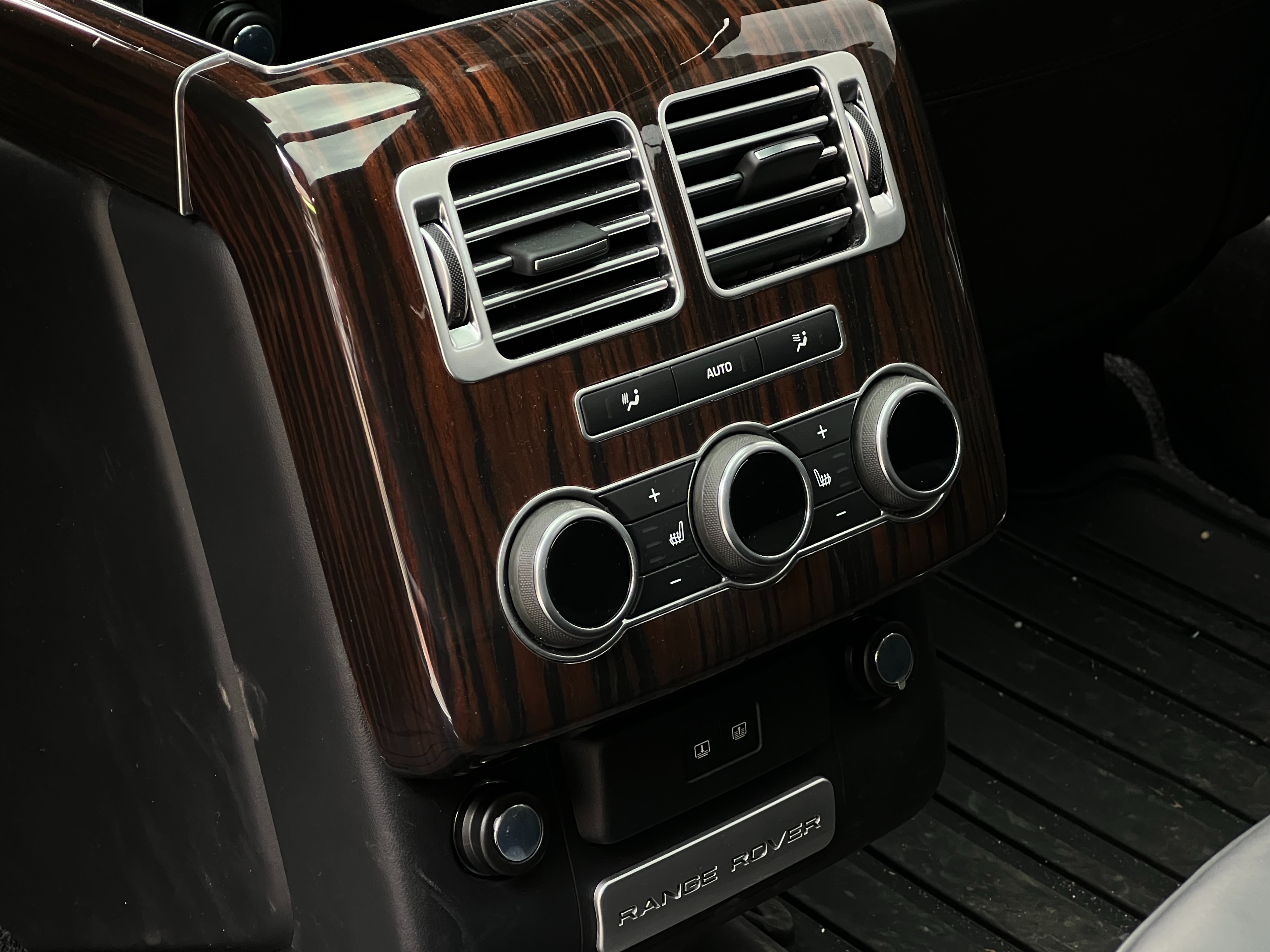 2016 Land Rover range rover supercharged lwb | low km | dealer service - Image 16