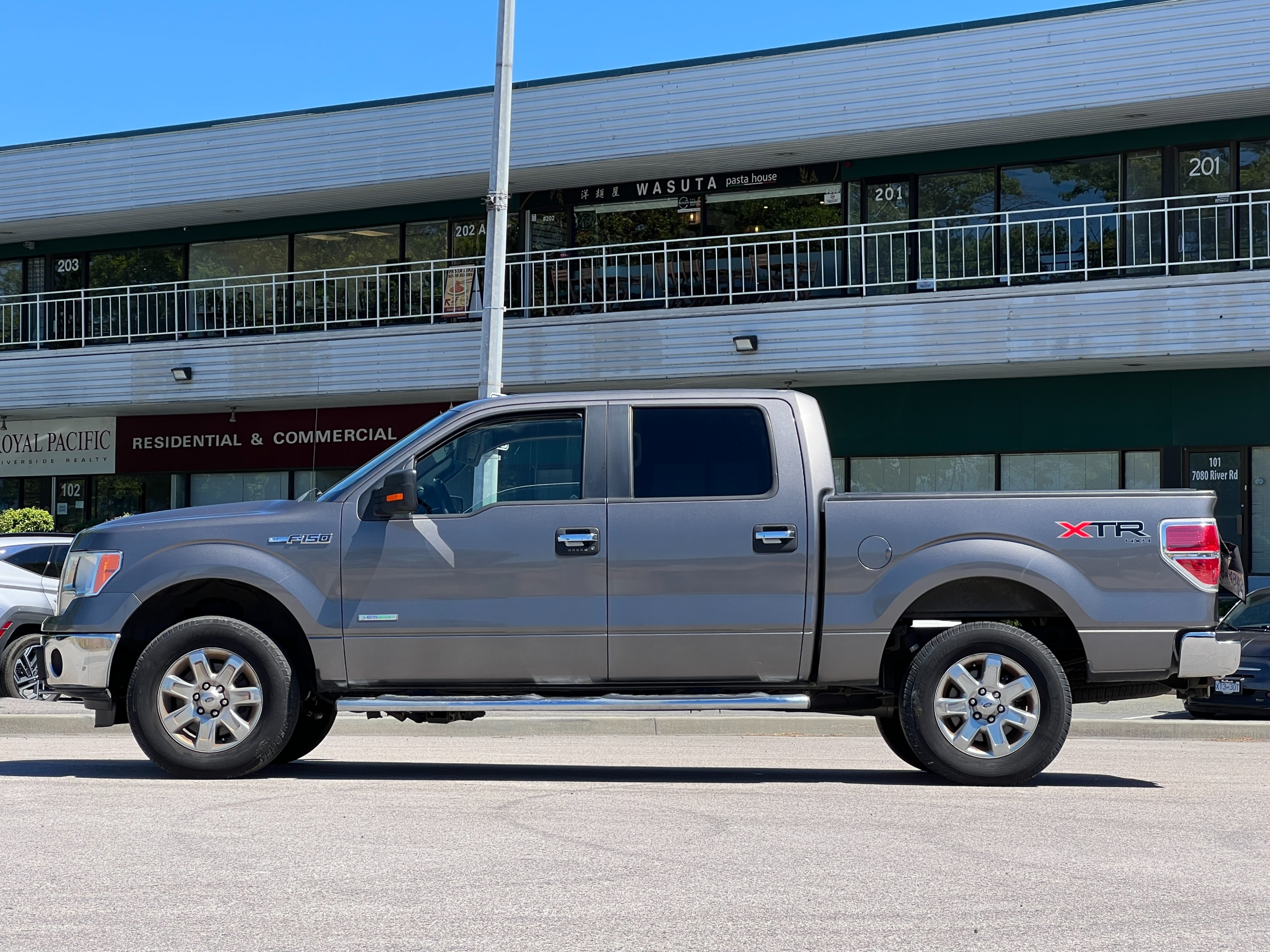 2014 Ford F150 145 xlt | BC Local - Image 4