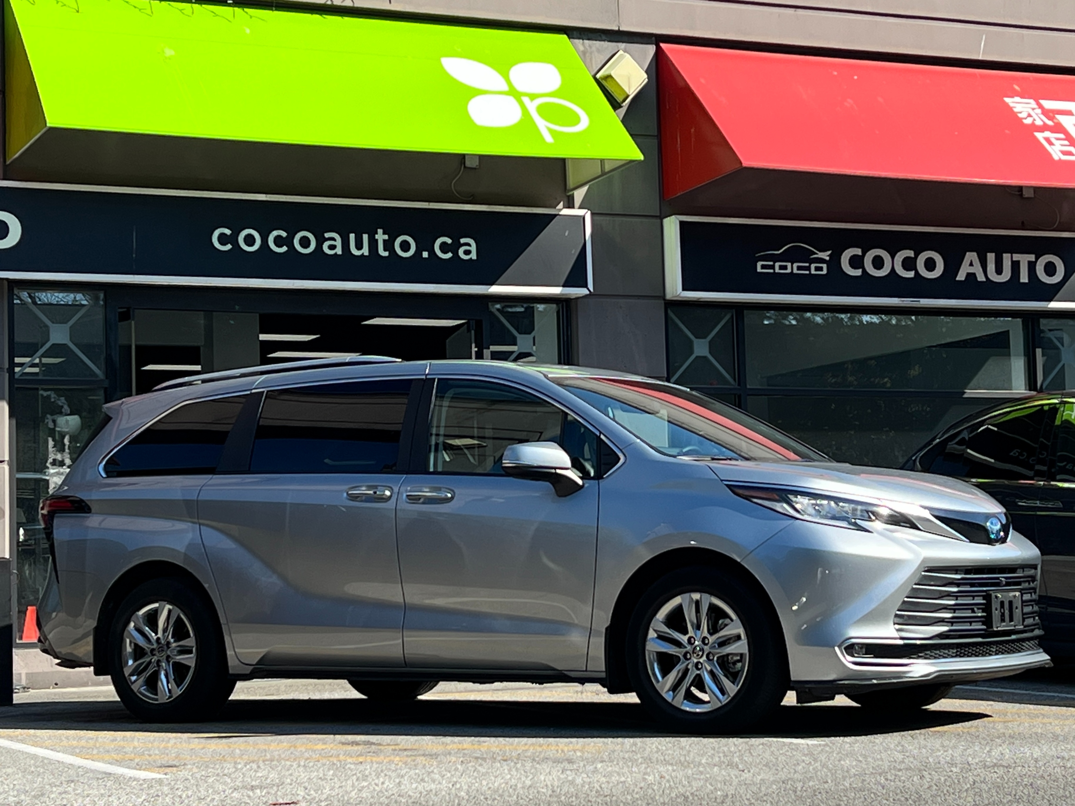 2023 Toyota Sienna - Image 2
