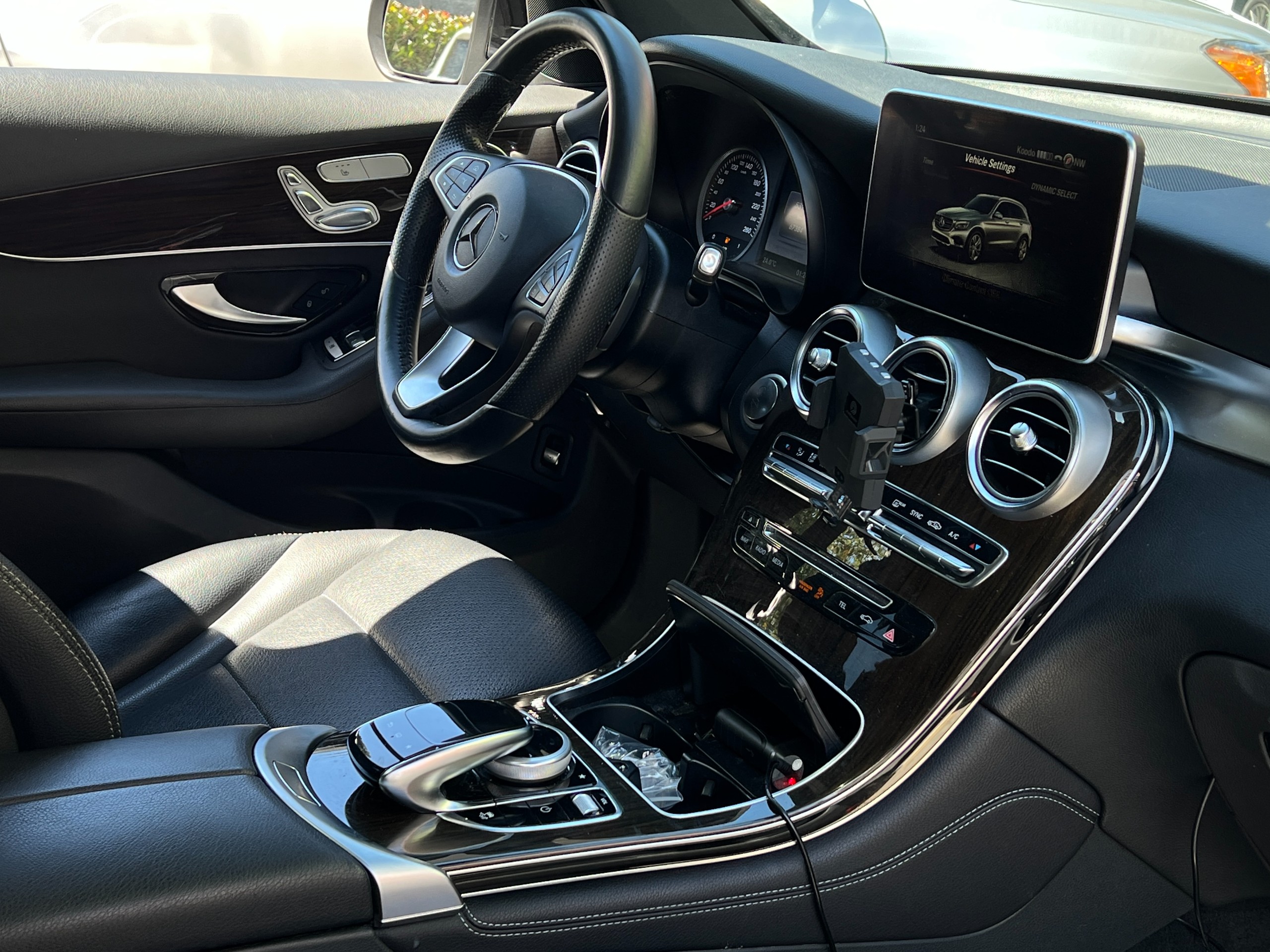 2016 Mercedes-Benz glc300 | BC Local - Image 11