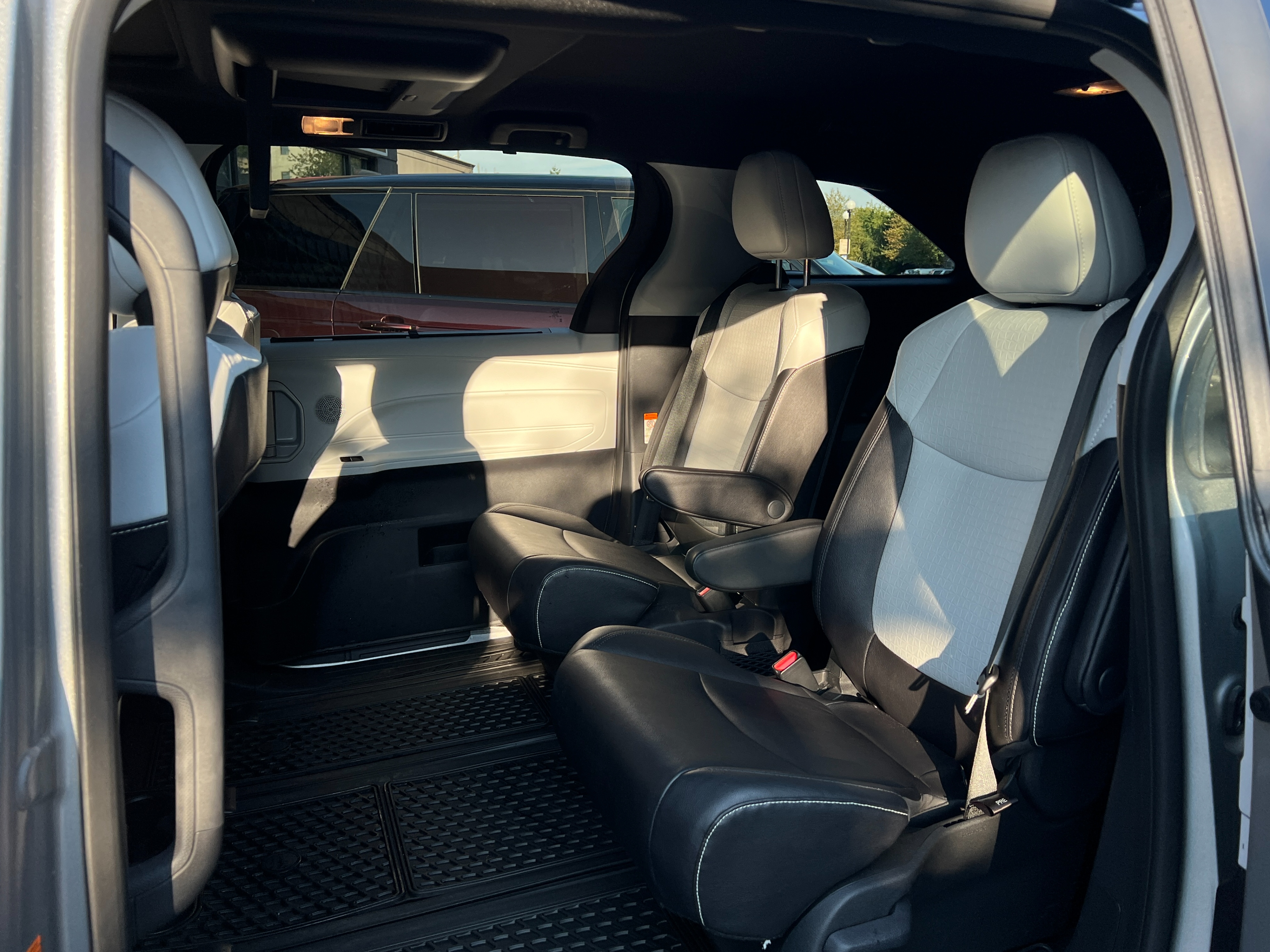 2025 Toyota Sienna XSE hybrid AWD | Tech Pkg ｜ No accident  - Image 17