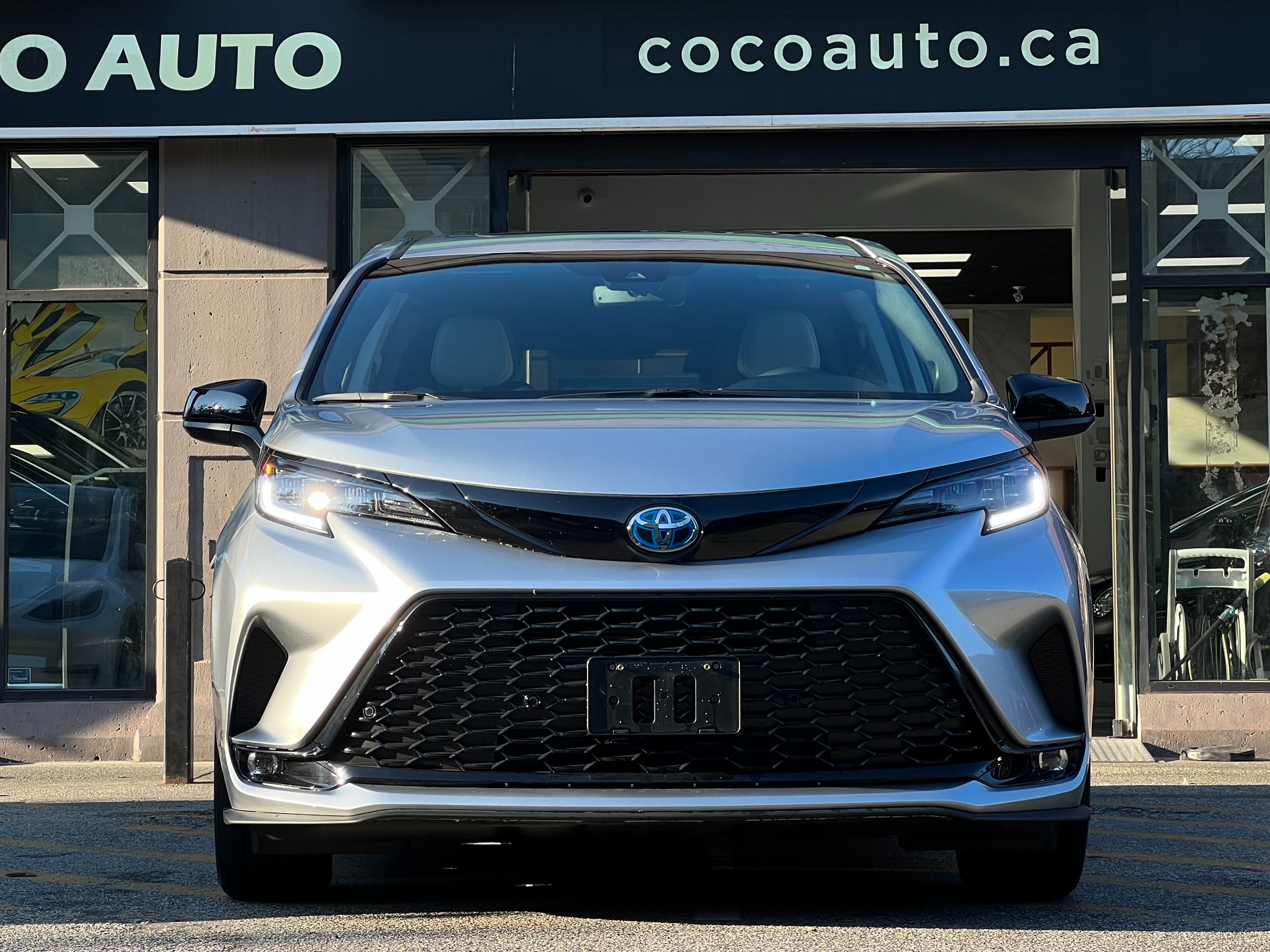 2025 Toyota Sienna XSE hybrid AWD | Tech Pkg ｜ No accident  - Image 3