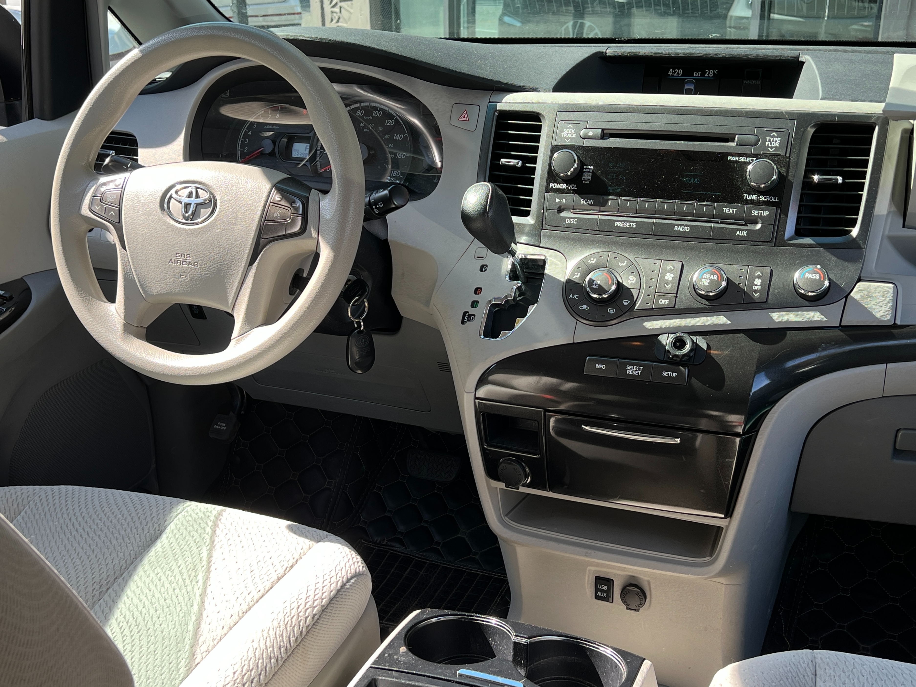 2011 Toyota Sienna - Image 8