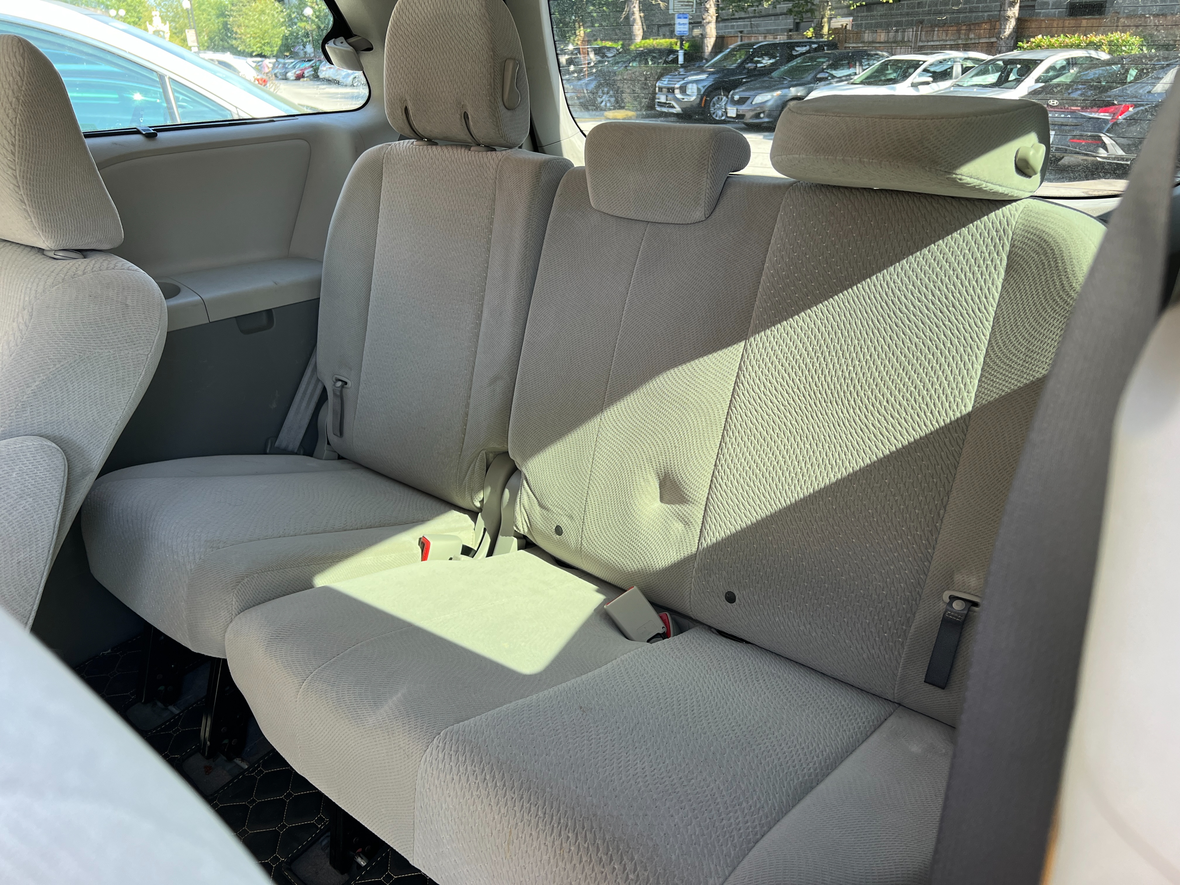 2011 Toyota Sienna - Image 12