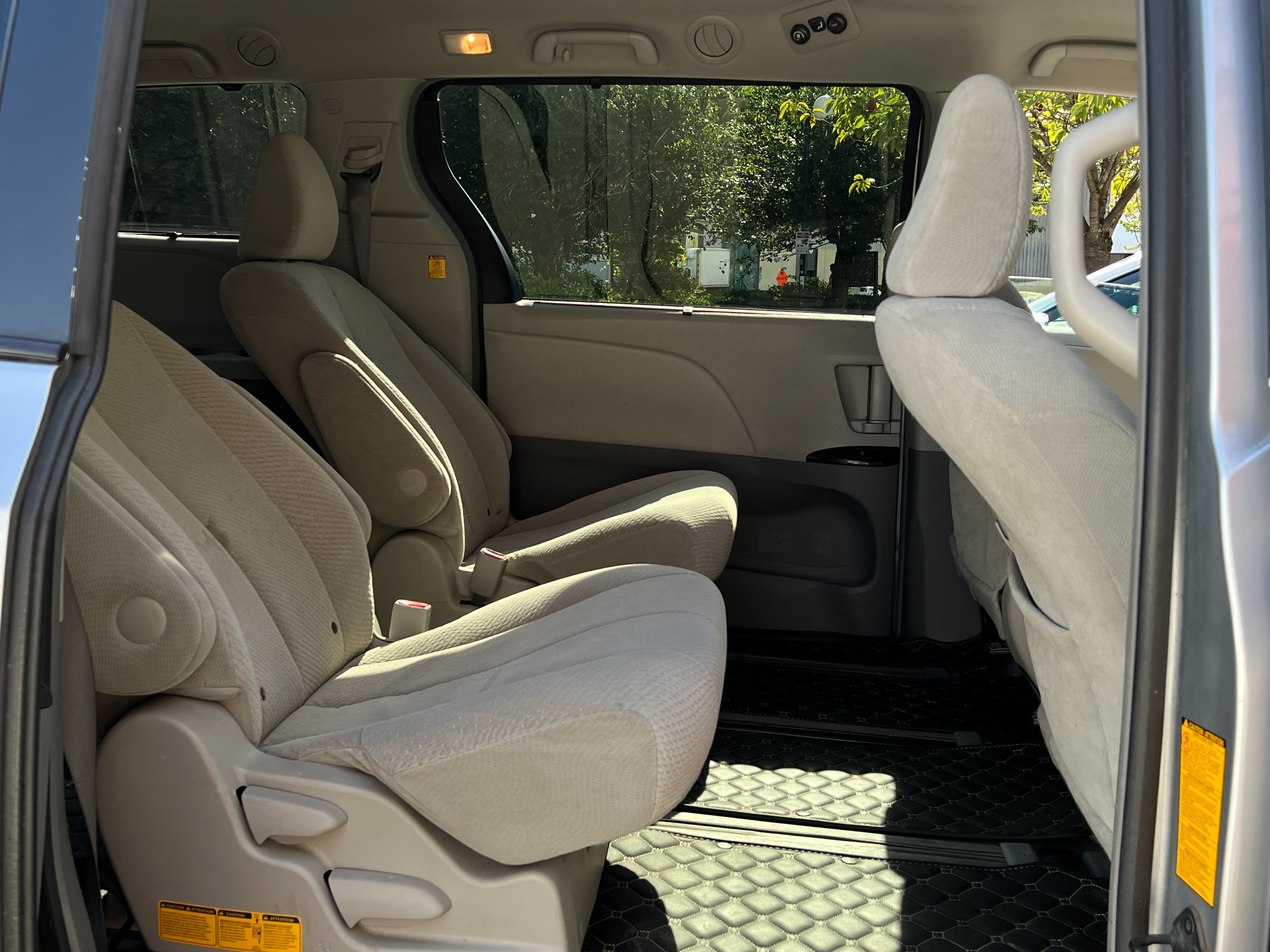 2011 Toyota Sienna - Image 11