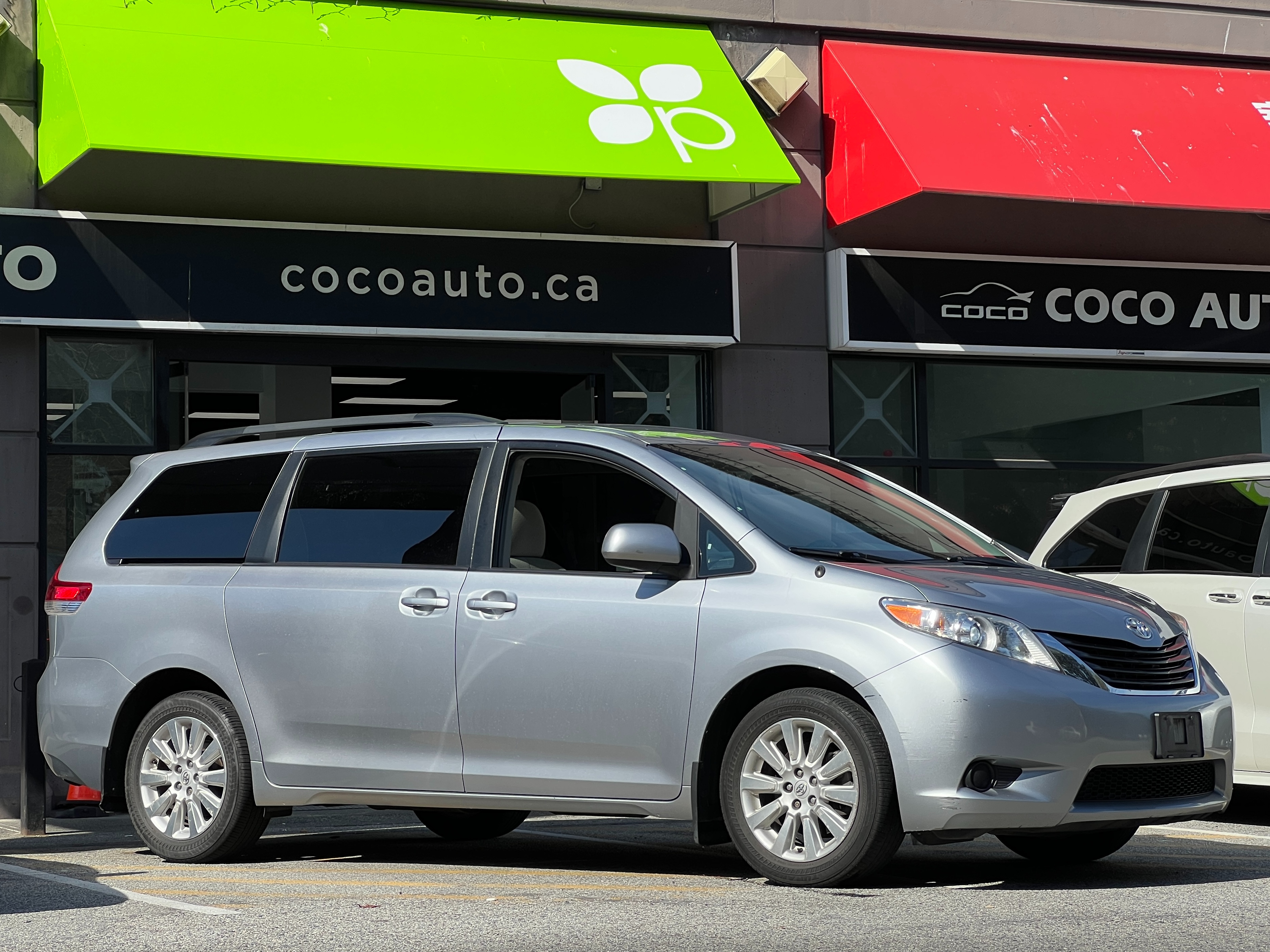 2011 Toyota Sienna - Image 2
