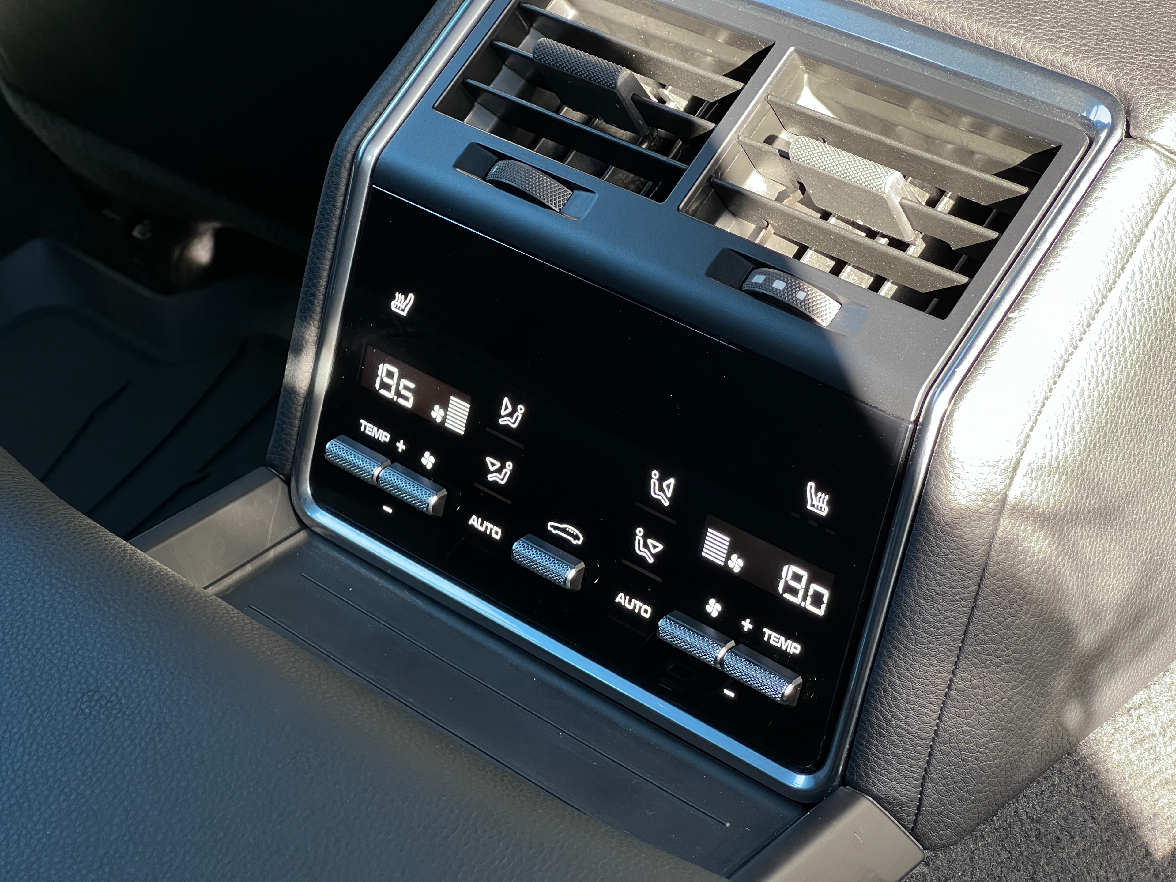 2023 Porsche Panamera 4 e-hybrid - Image 16