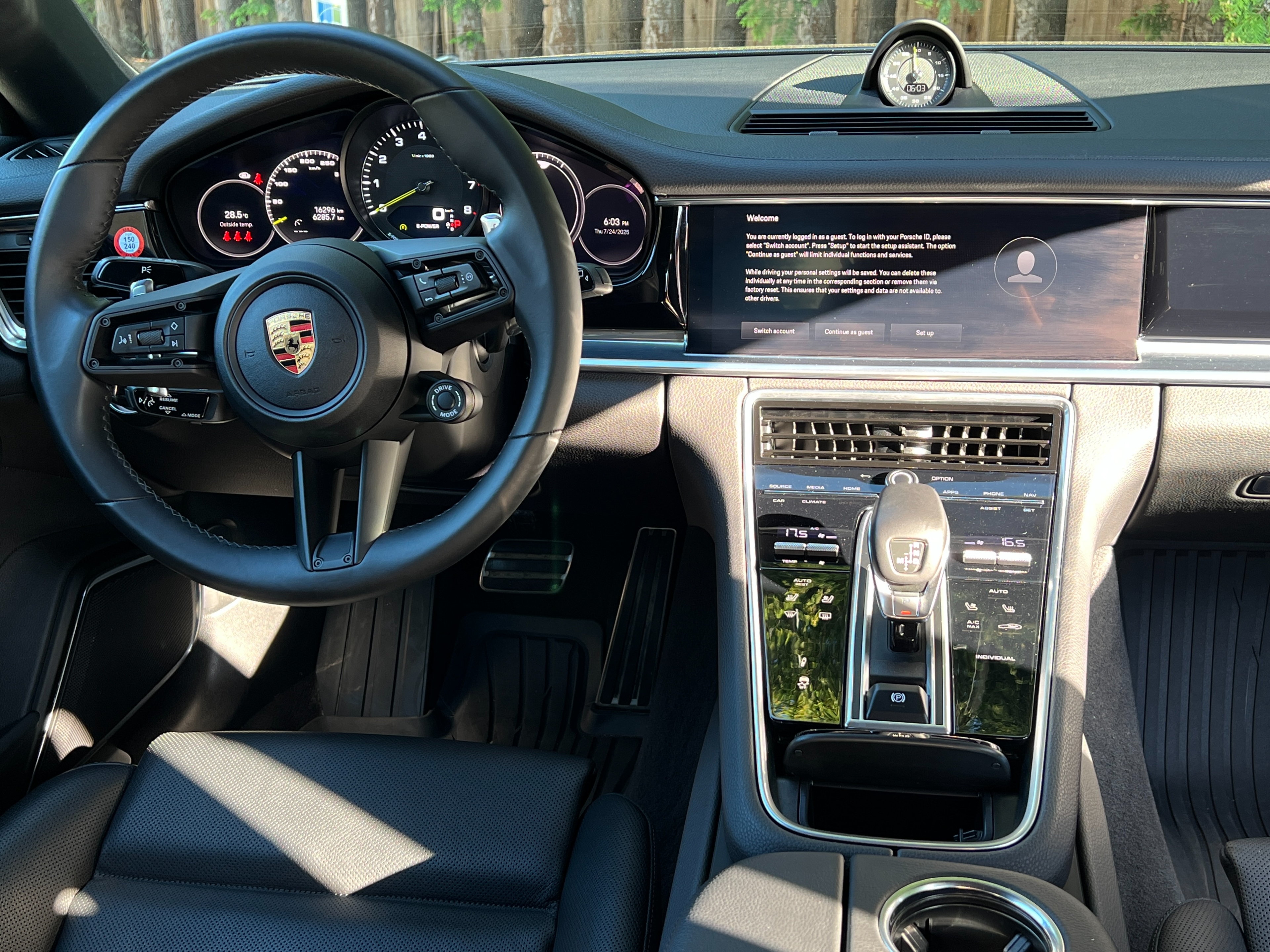 2023 Porsche Panamera 4 e-hybrid - Image 13