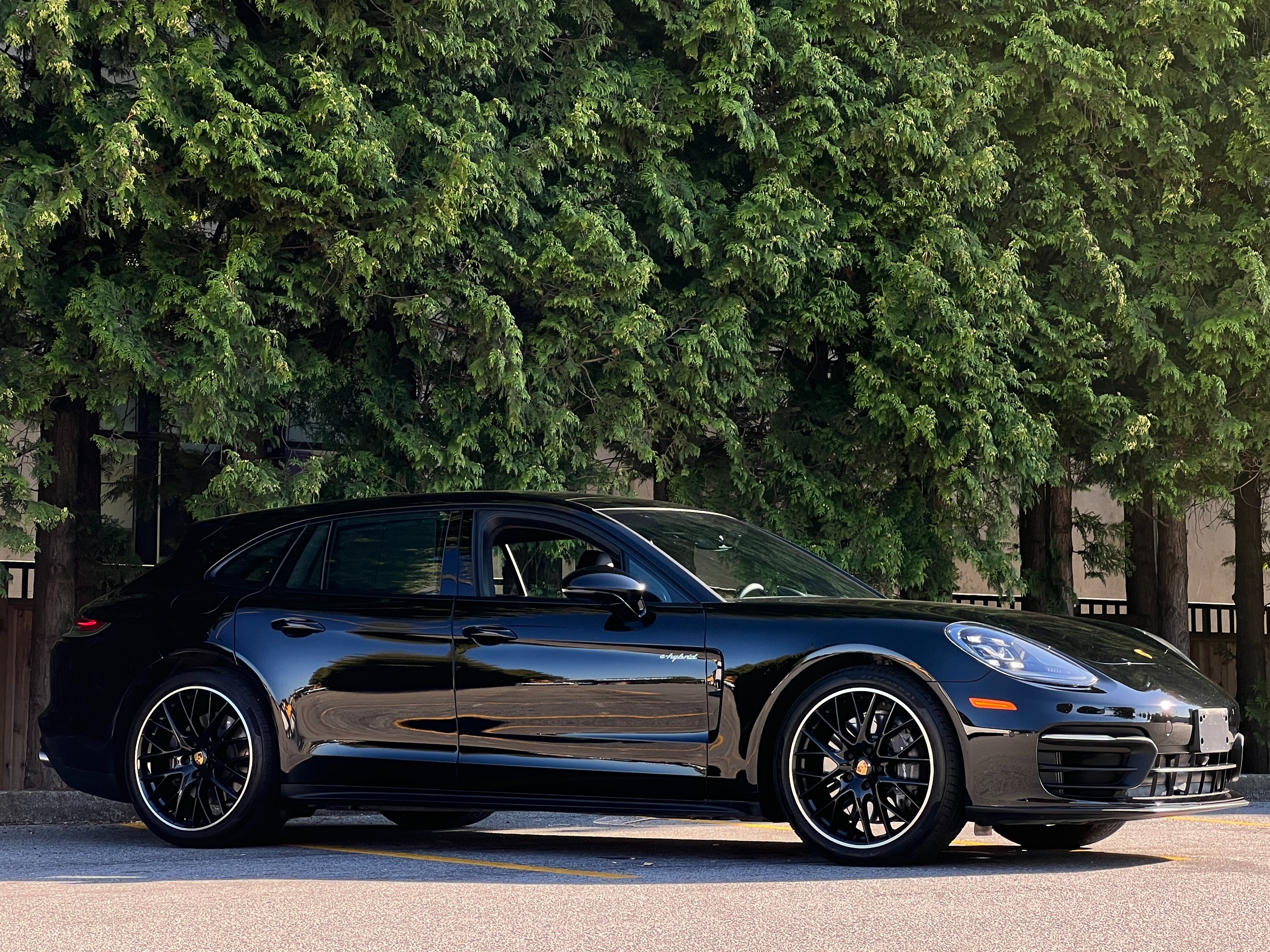 2023 Porsche Panamera 4 e-hybrid - Image 2
