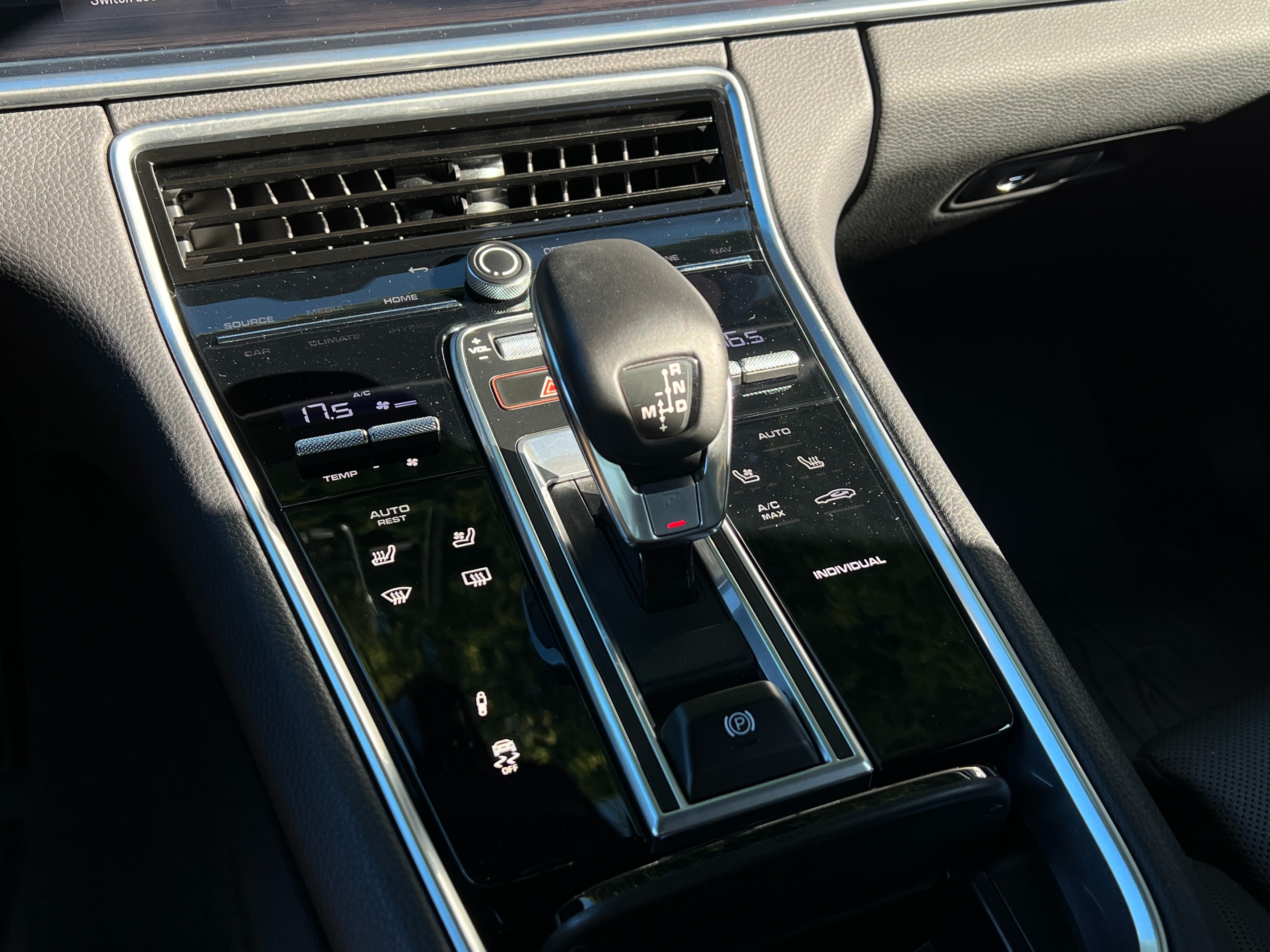 2023 Porsche Panamera 4 e-hybrid - Image 15