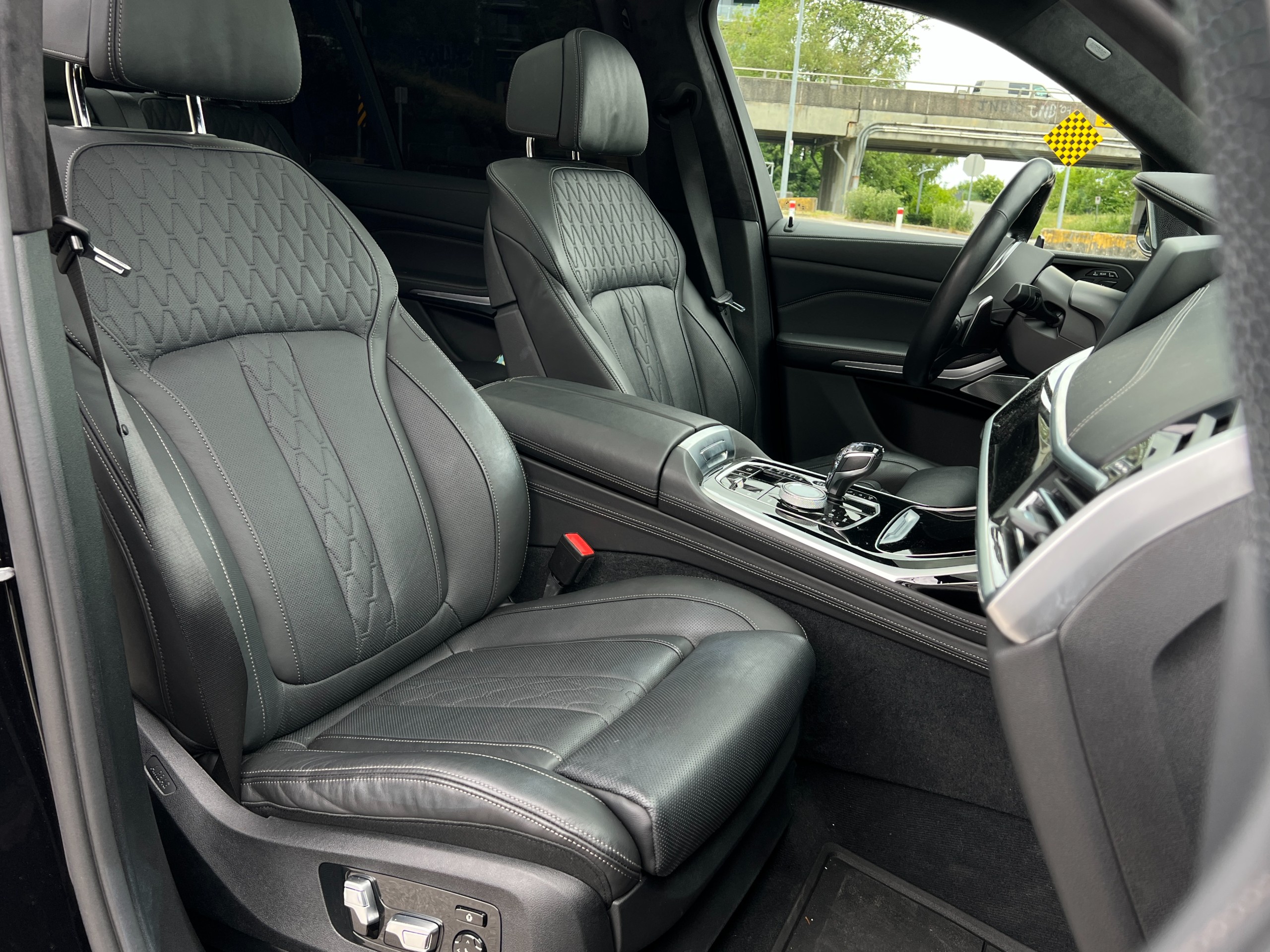 2020 BMW X7 M50i | No accident | BC Local | 3keys | One owner - Image 16