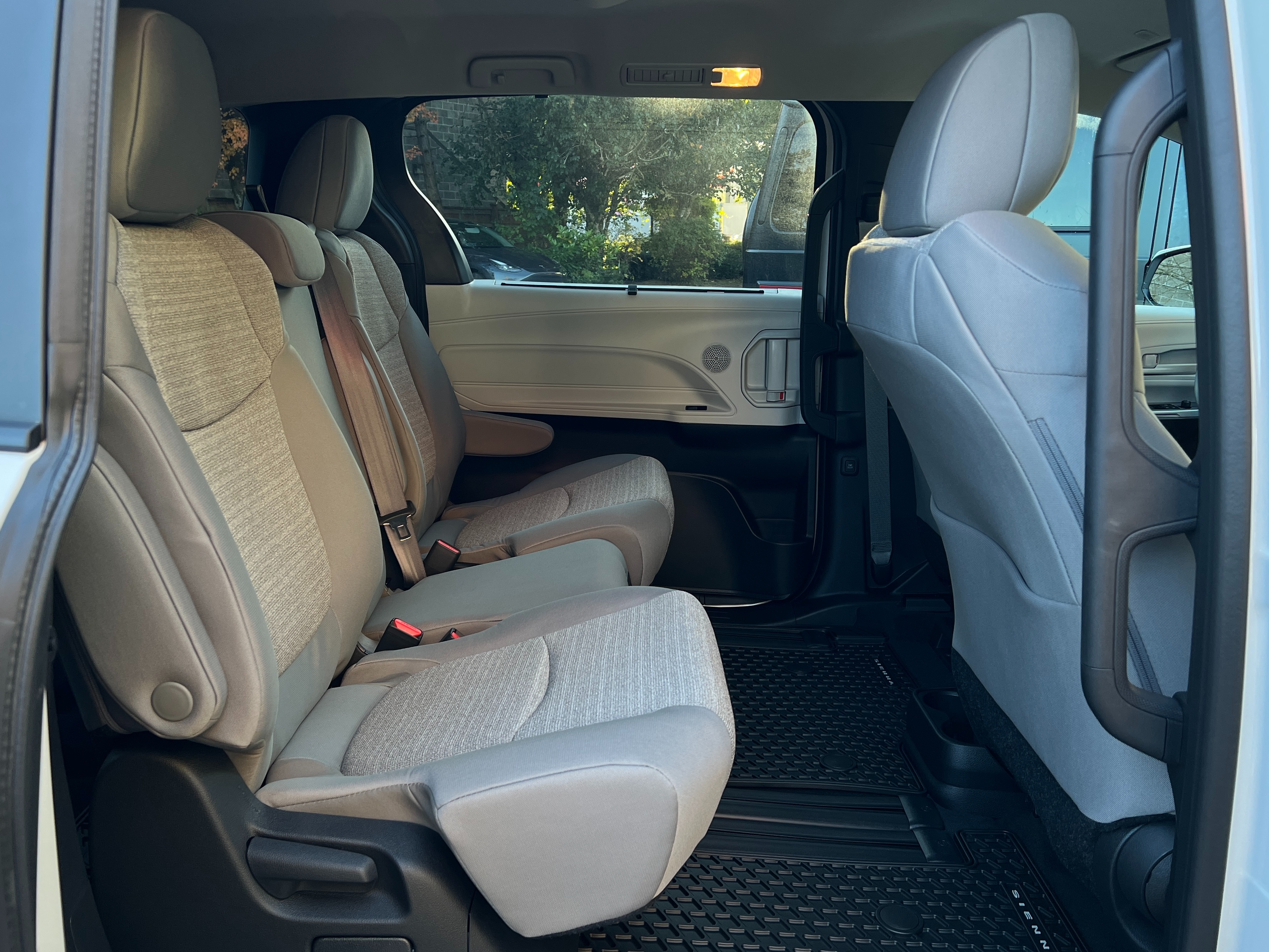 2025 Toyota Sienna LE hybrid awd | No accident - Image 15