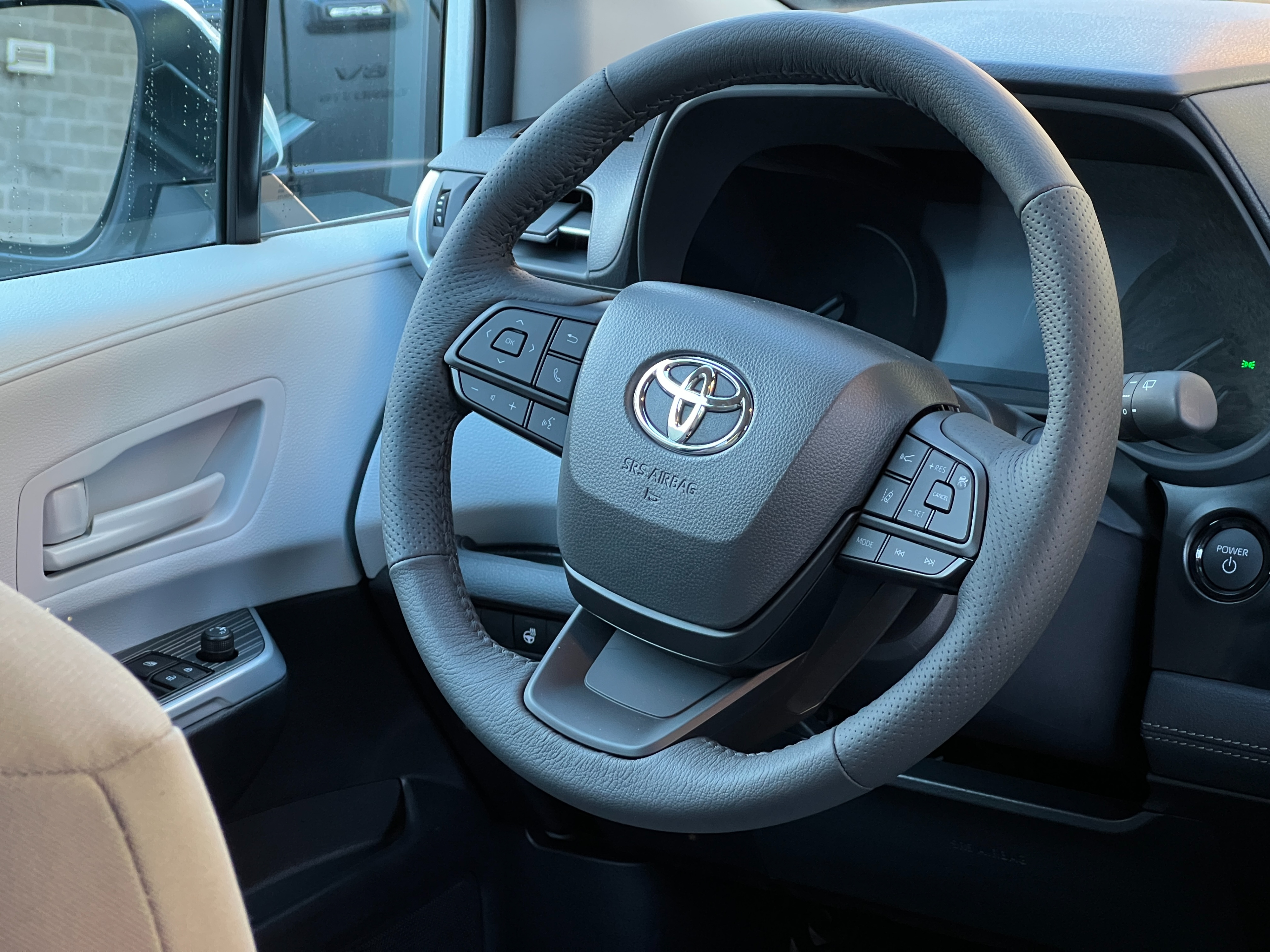 2025 Toyota Sienna LE hybrid awd | No accident - Image 13