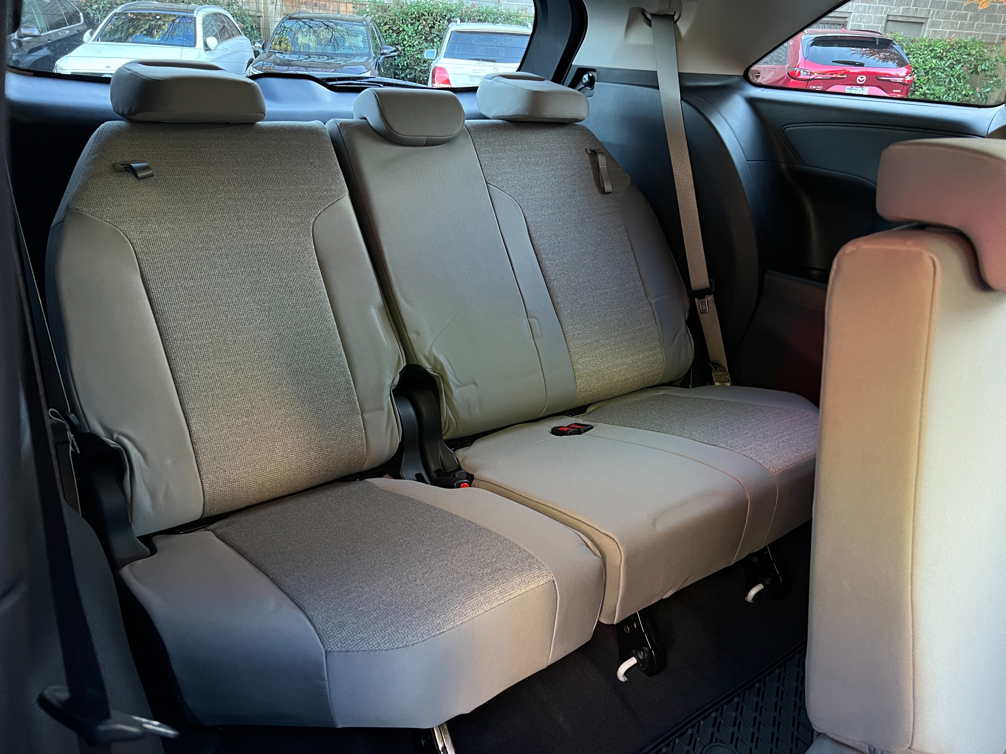 2025 Toyota Sienna LE hybrid awd | No accident - Image 16