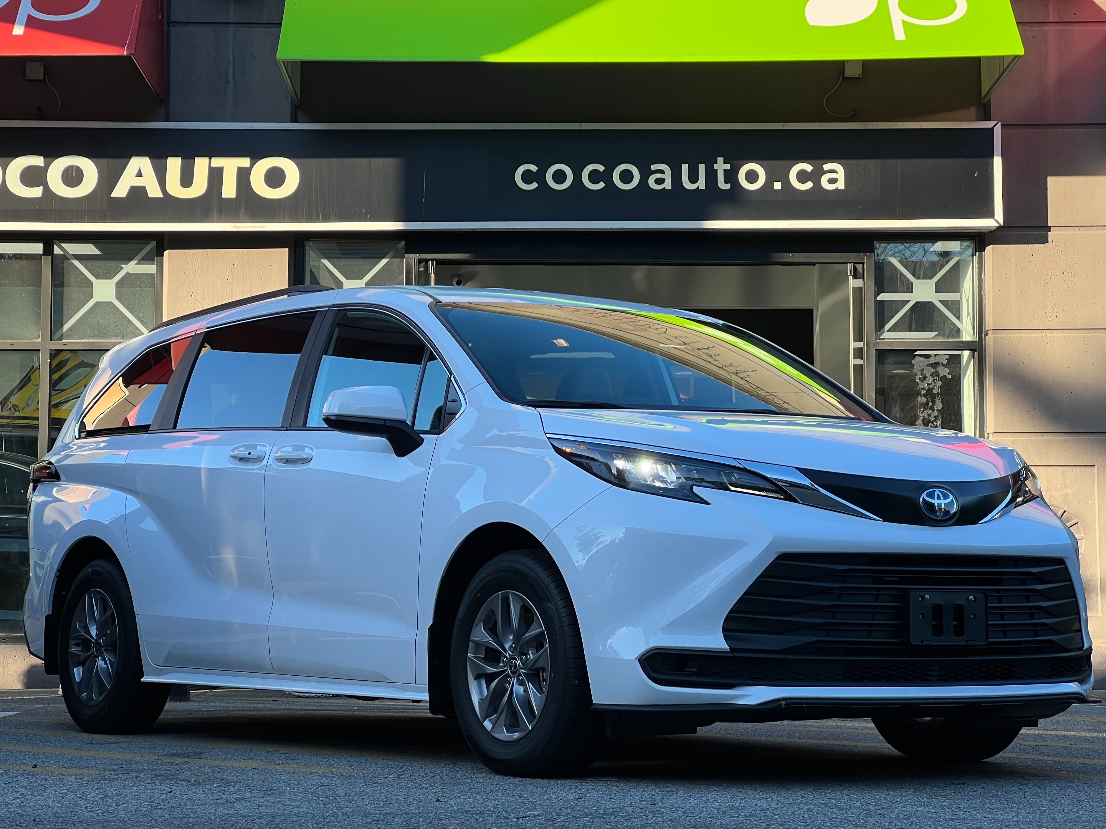 2025 Toyota Sienna LE hybrid awd | No accident - Image 1