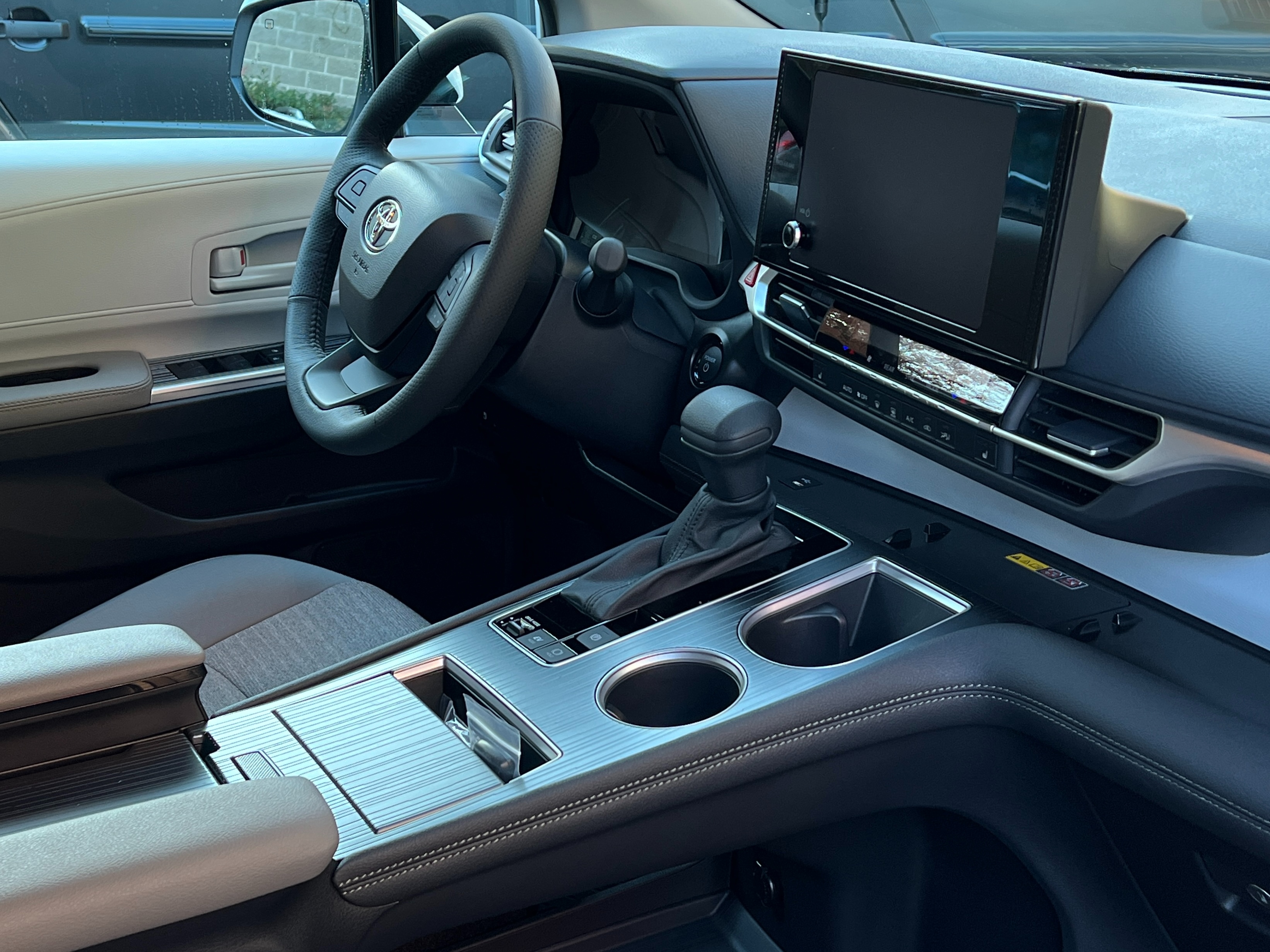 2025 Toyota Sienna LE hybrid awd | No accident - Image 11