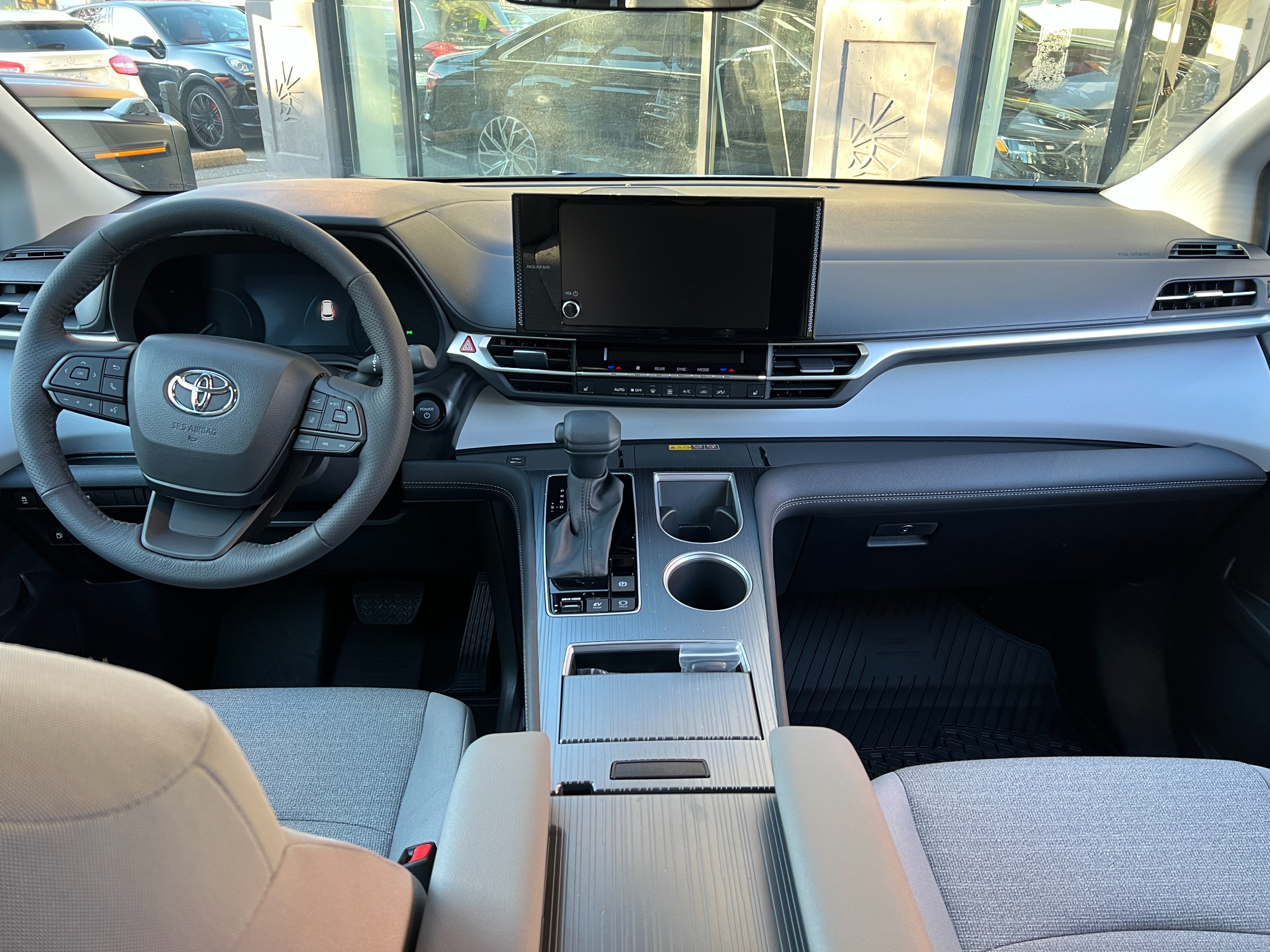 2025 Toyota Sienna LE hybrid awd | No accident - Image 12