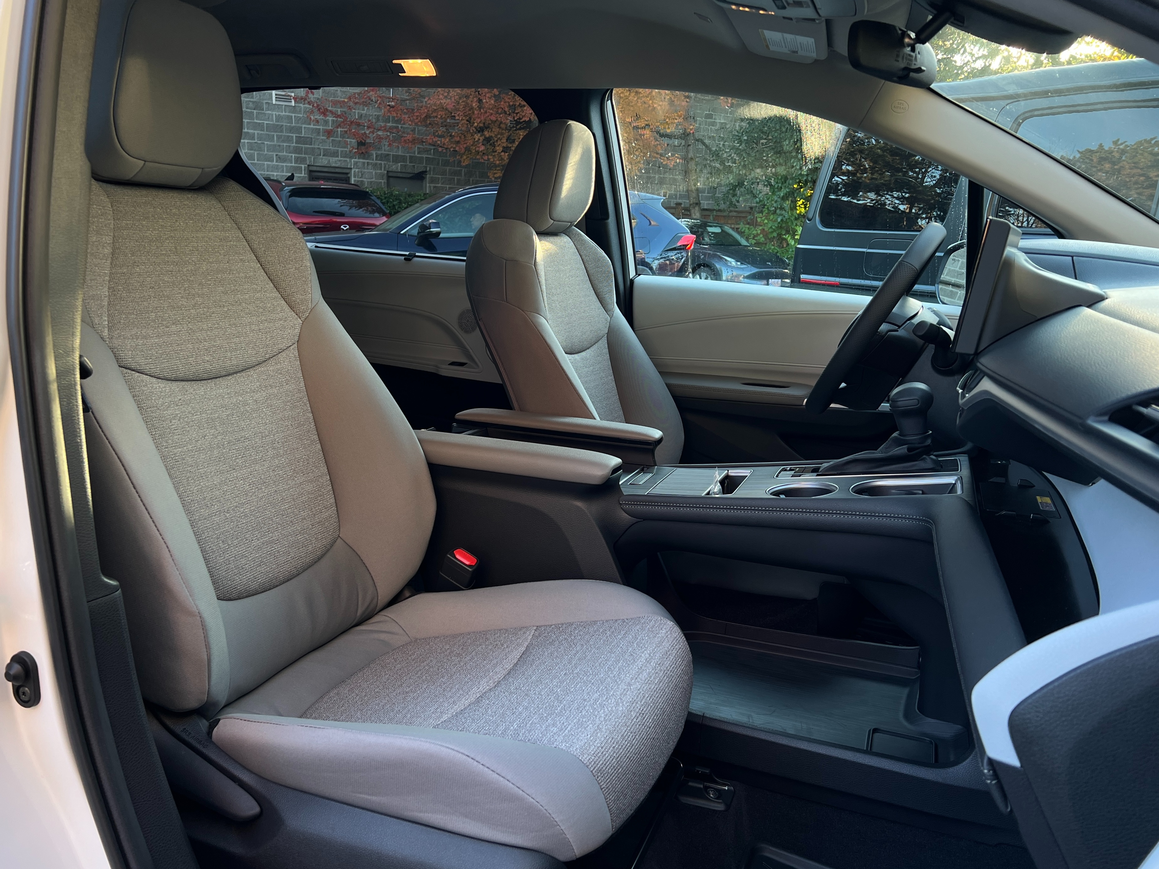 2025 Toyota Sienna LE hybrid awd | No accident - Image 10