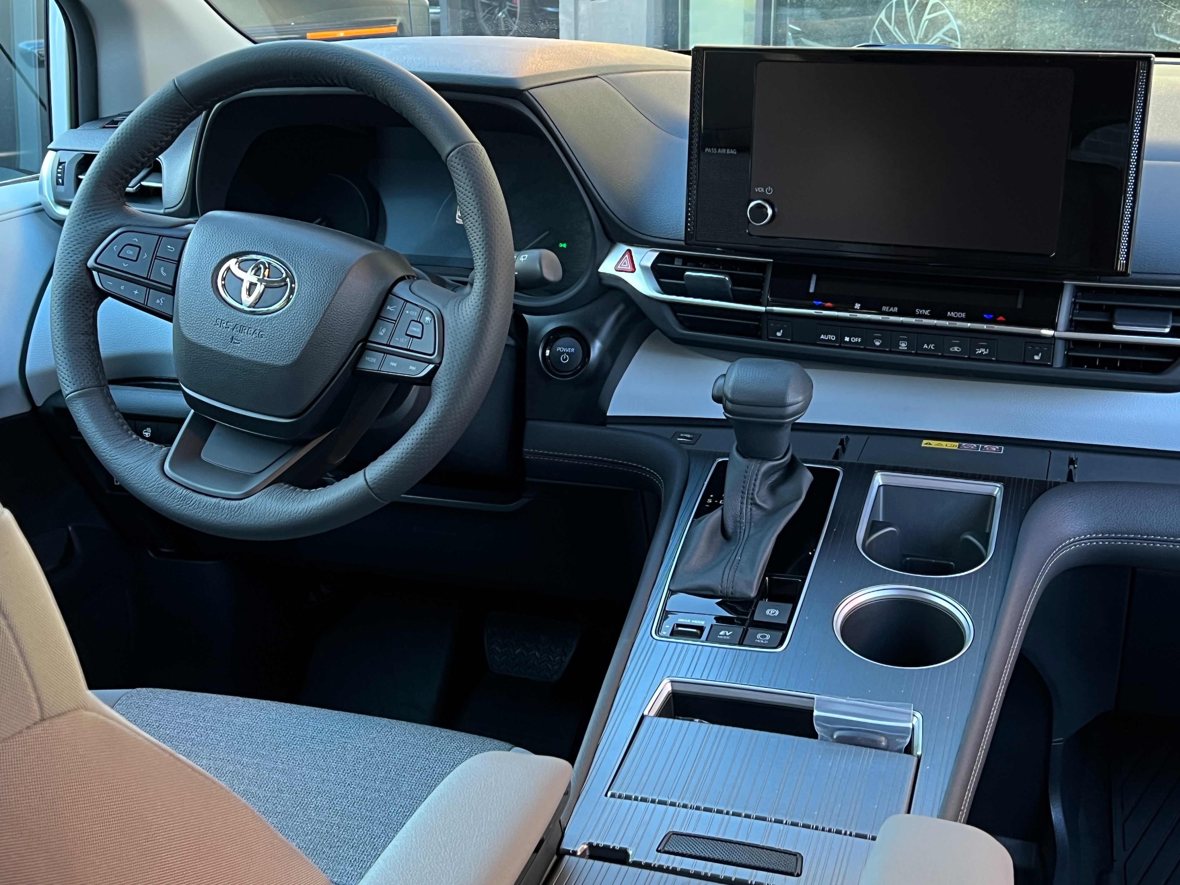 2025 Toyota Sienna LE hybrid awd | No accident - Image 14