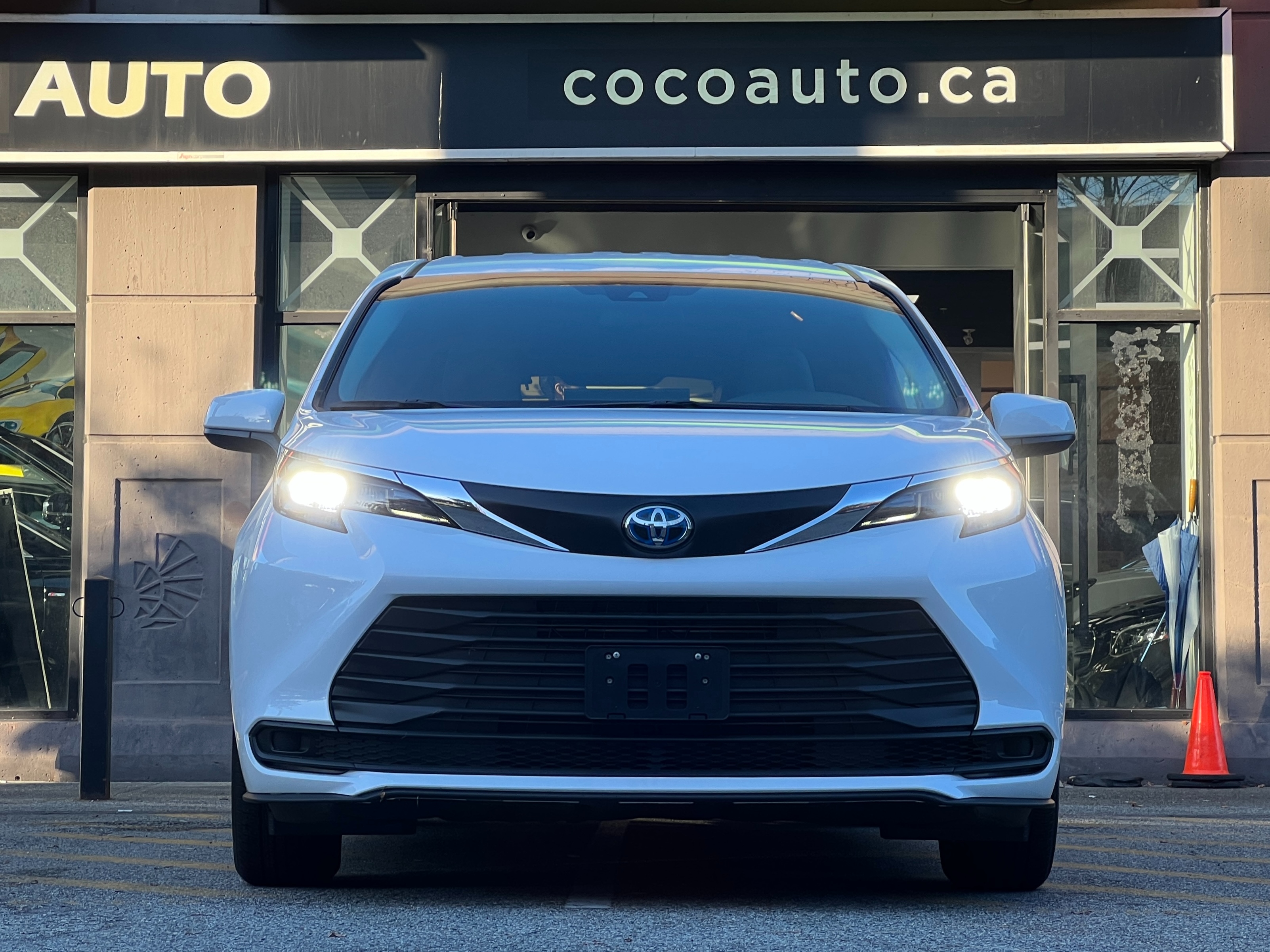 2025 Toyota Sienna LE hybrid awd | No accident - Image 3