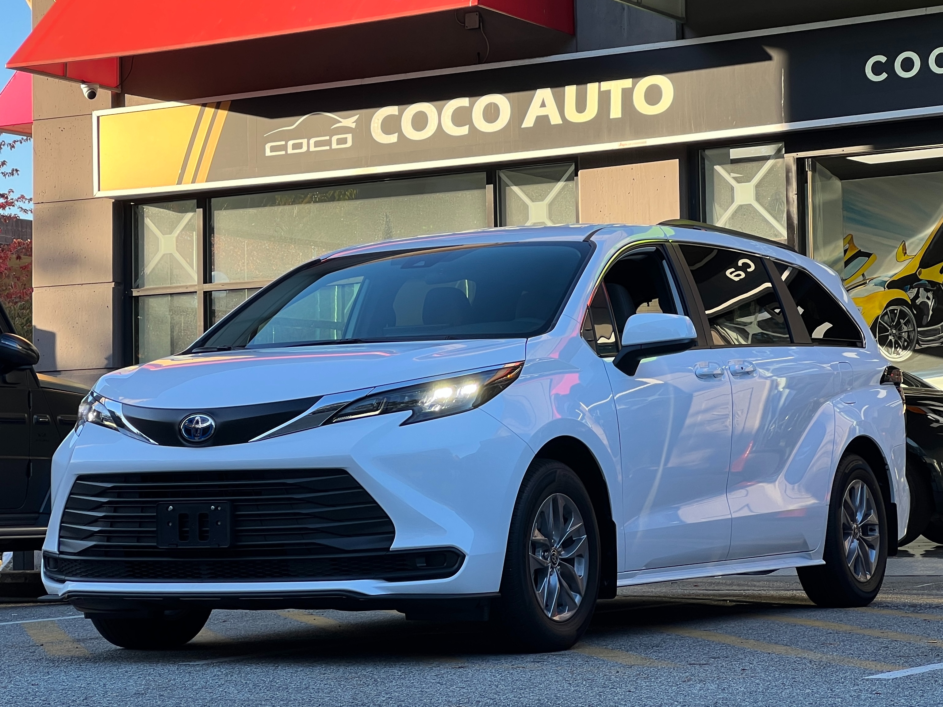 2025 Toyota Sienna LE hybrid awd | No accident - Image 4