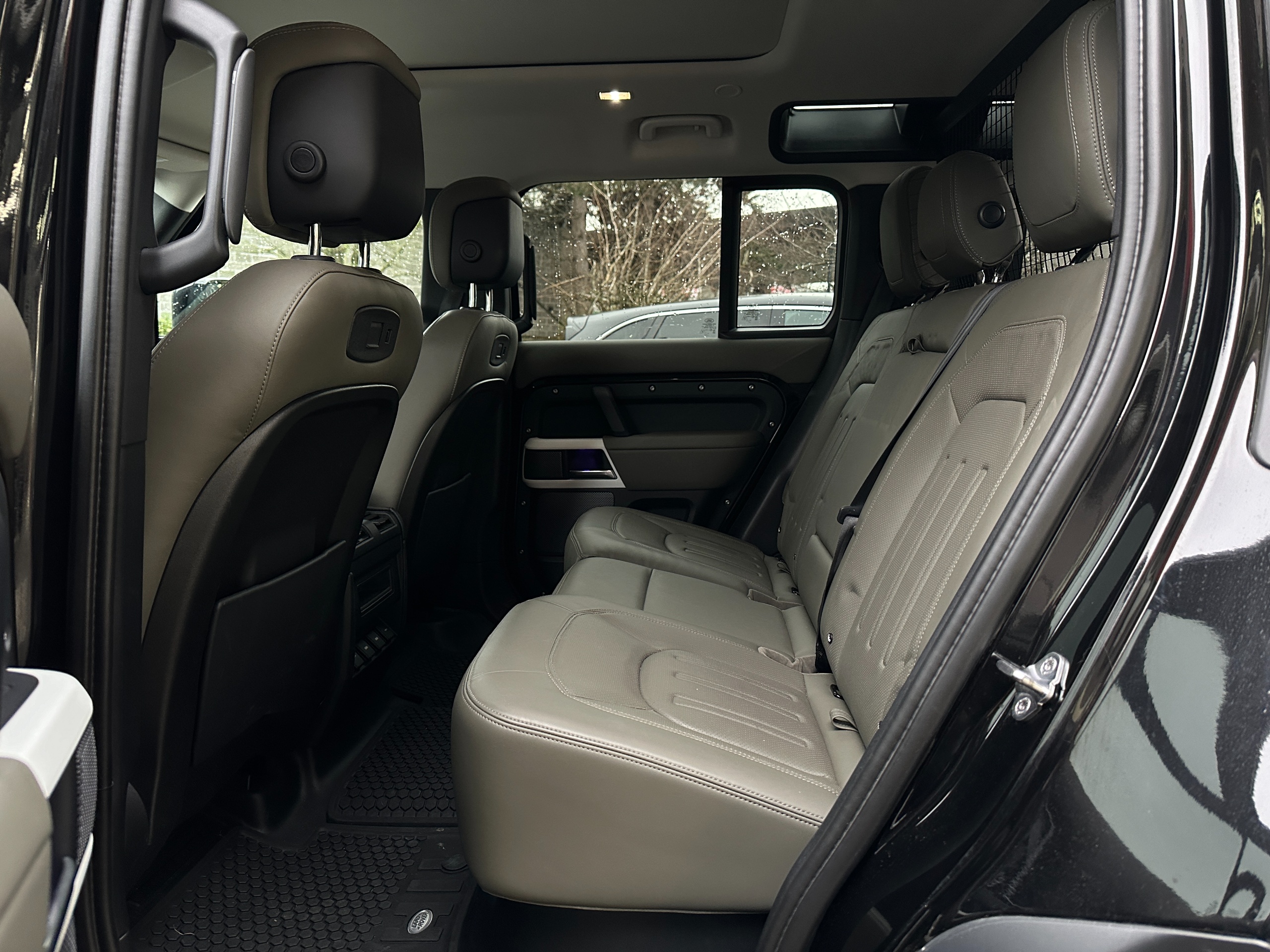 2020 Land Rover Defender - Image 15