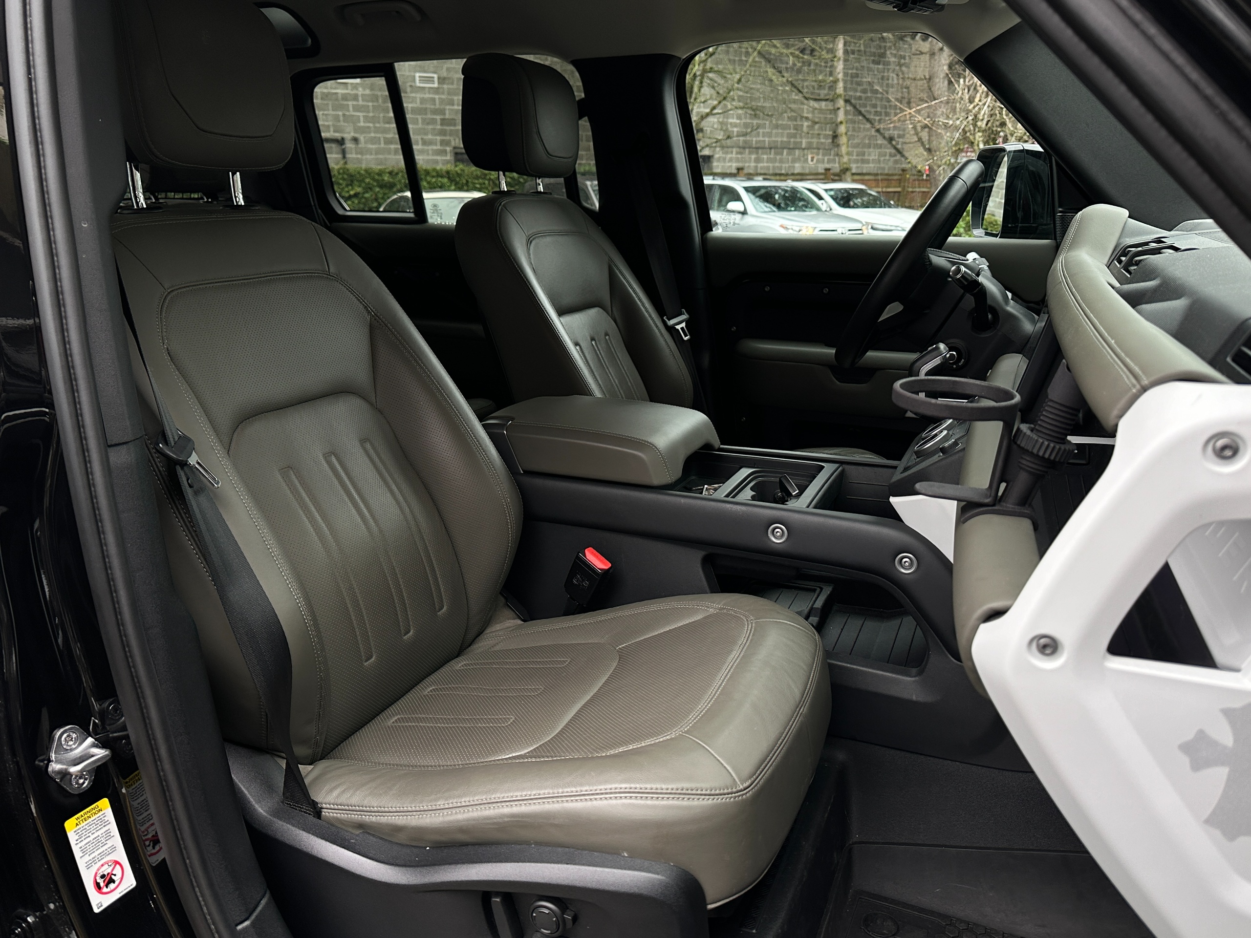 2020 Land Rover Defender - Image 10